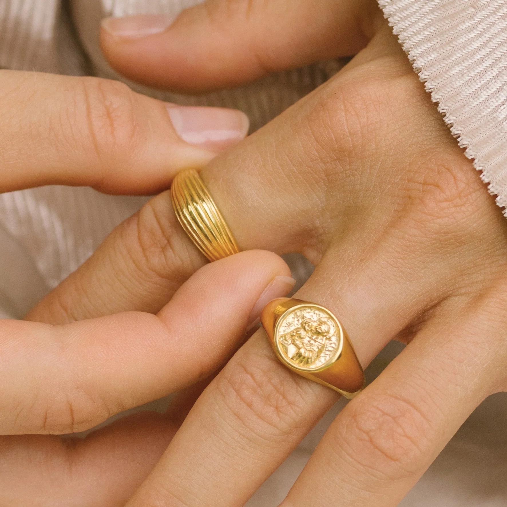 9KT SOLID GOLD St Anthony Patron Saint of Miracles Signet Ring - Image 3
