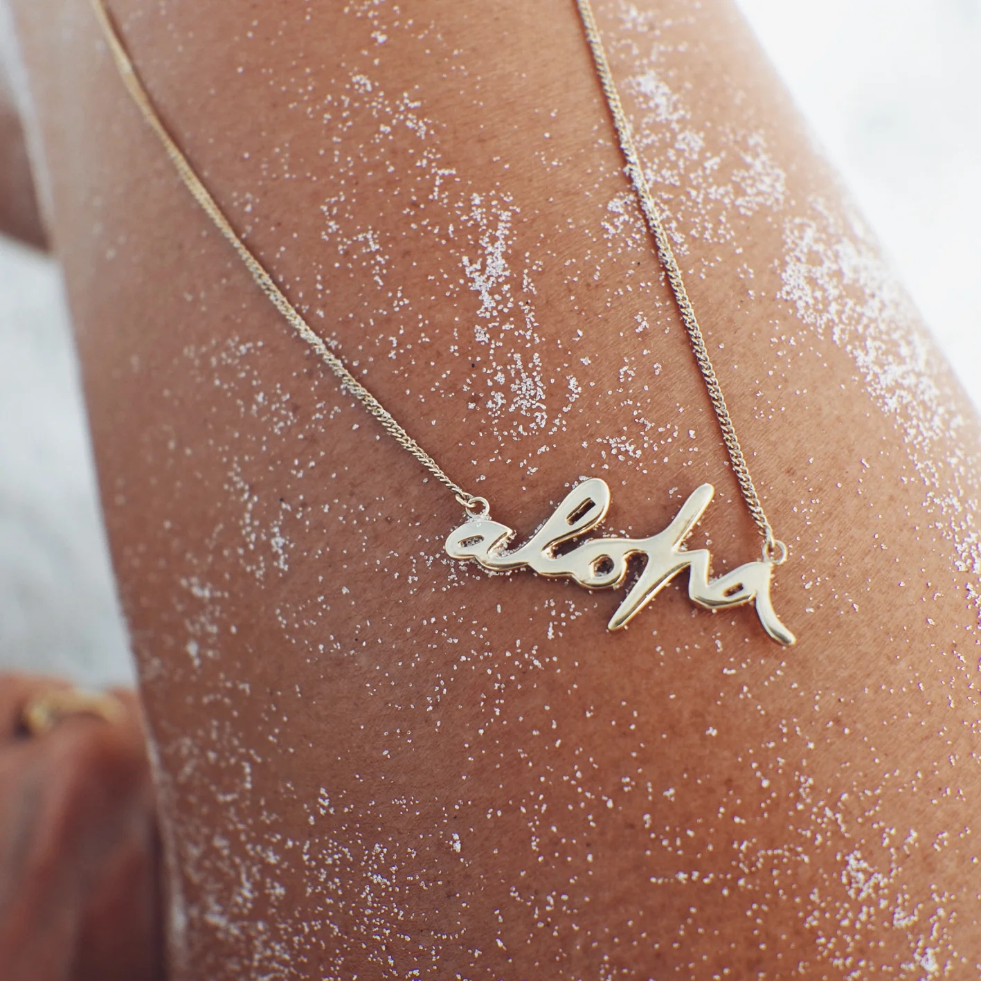 GOLDFISH KISS x LUNA & ROSE 'ALOHA' NECKLACE (Gold) - Image 2