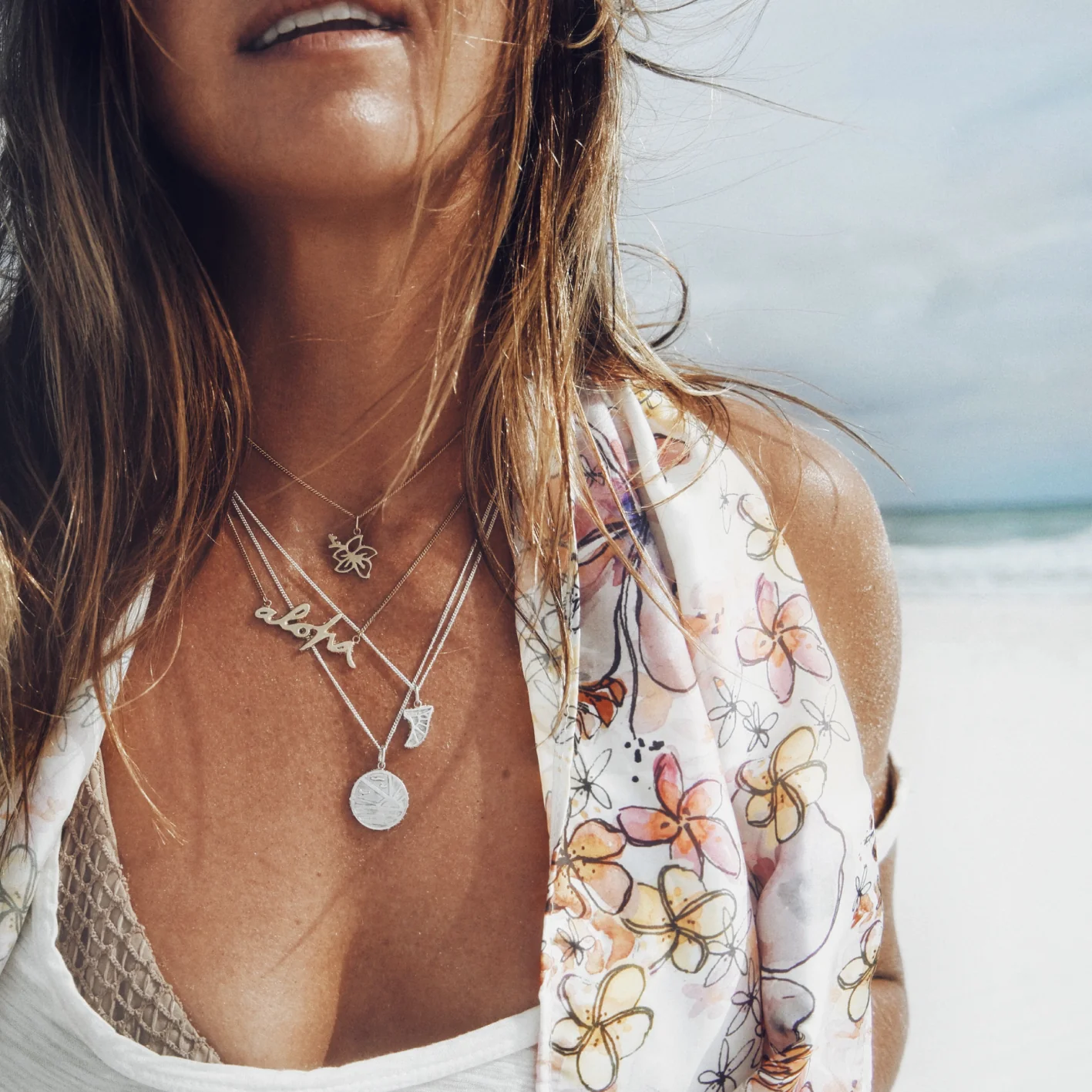 GOLDFISH KISS x LUNA & ROSE 'ALOHA' NECKLACE (Gold) - Image 4
