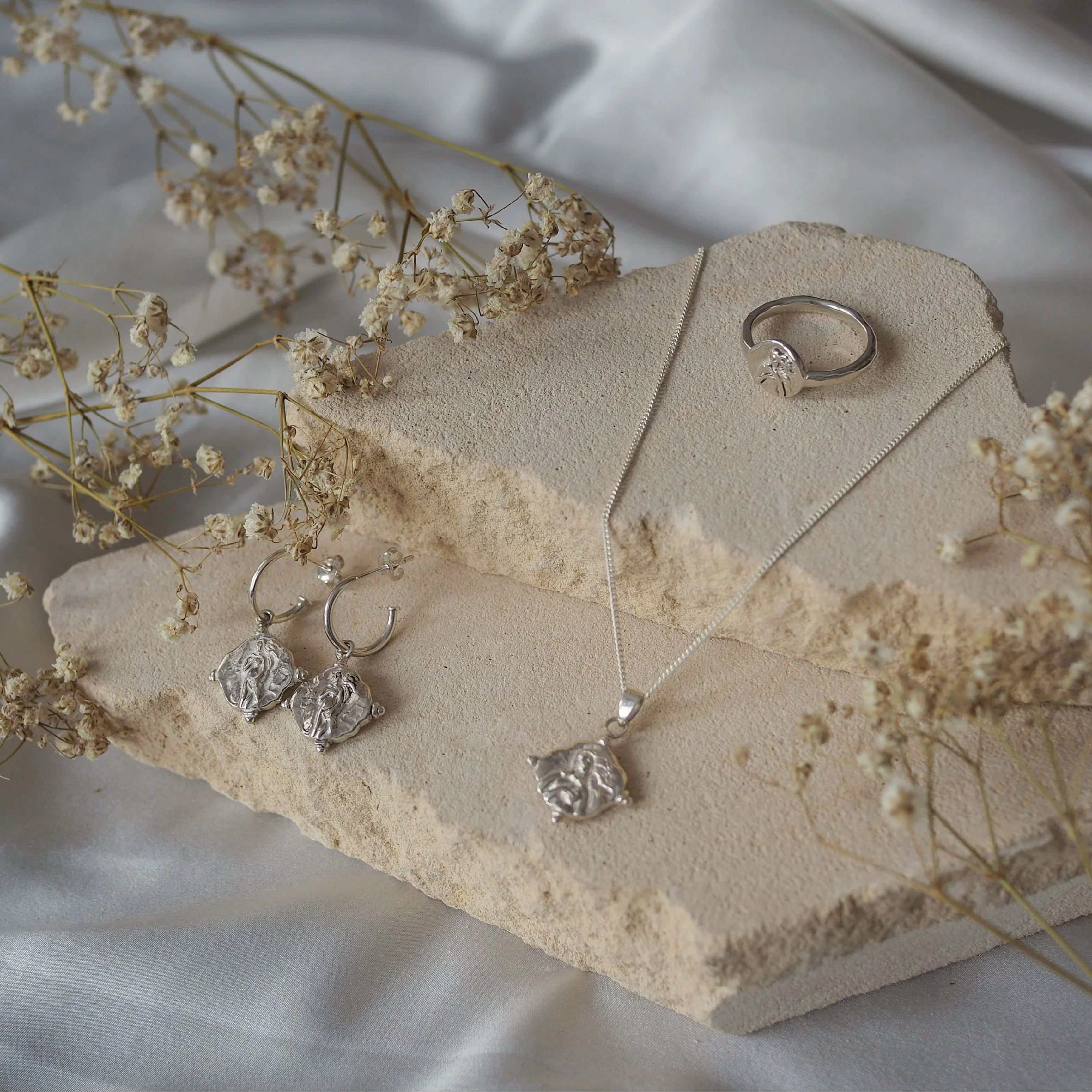 Aphrodite Necklace for Love - Silver - Image 4