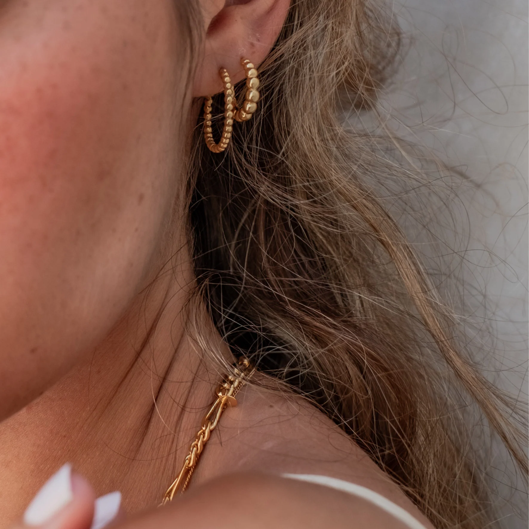 Central Park Dotty Earrings 17mm - Gold - Image 4