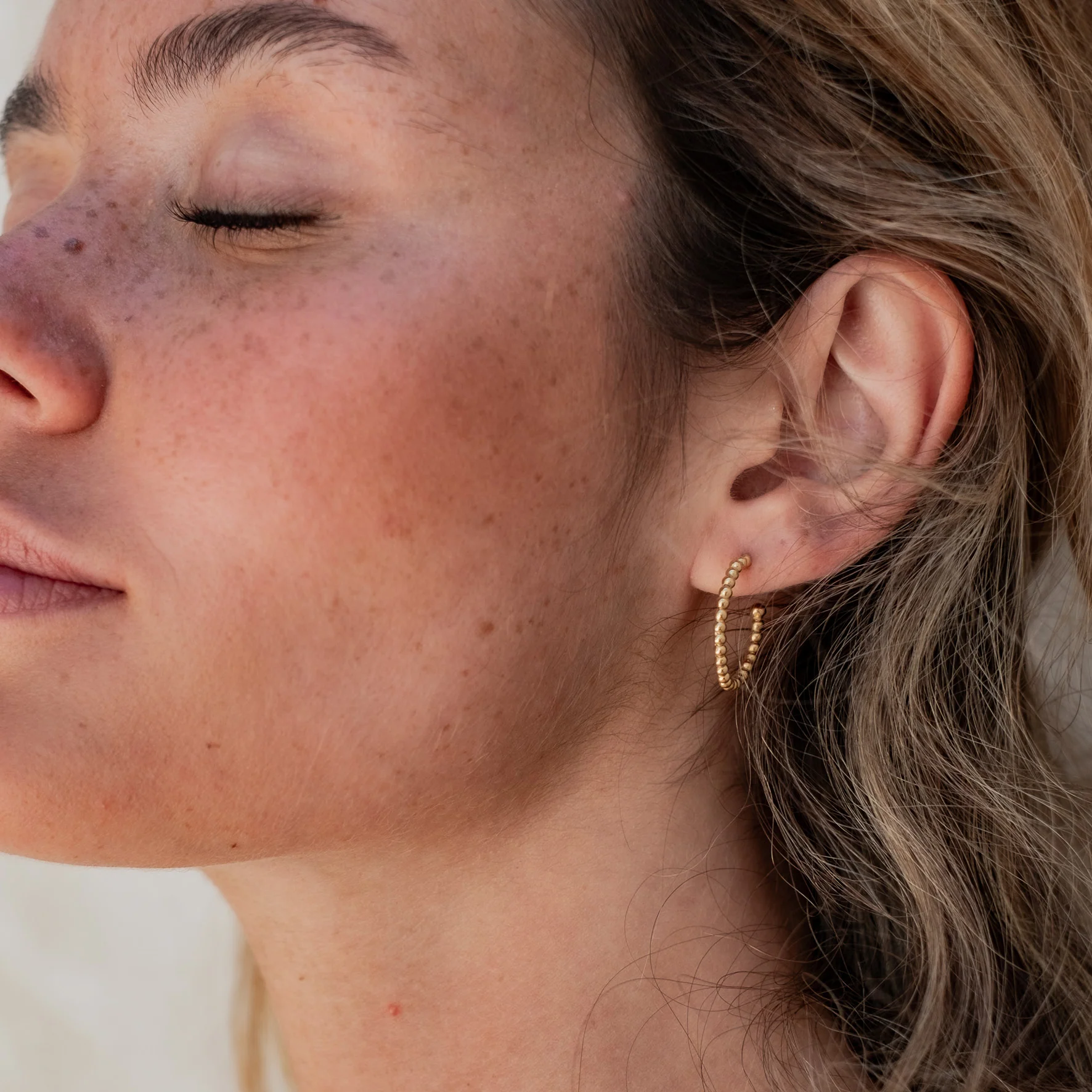 Central Park Dotty Earrings 17mm - Gold - Image 5