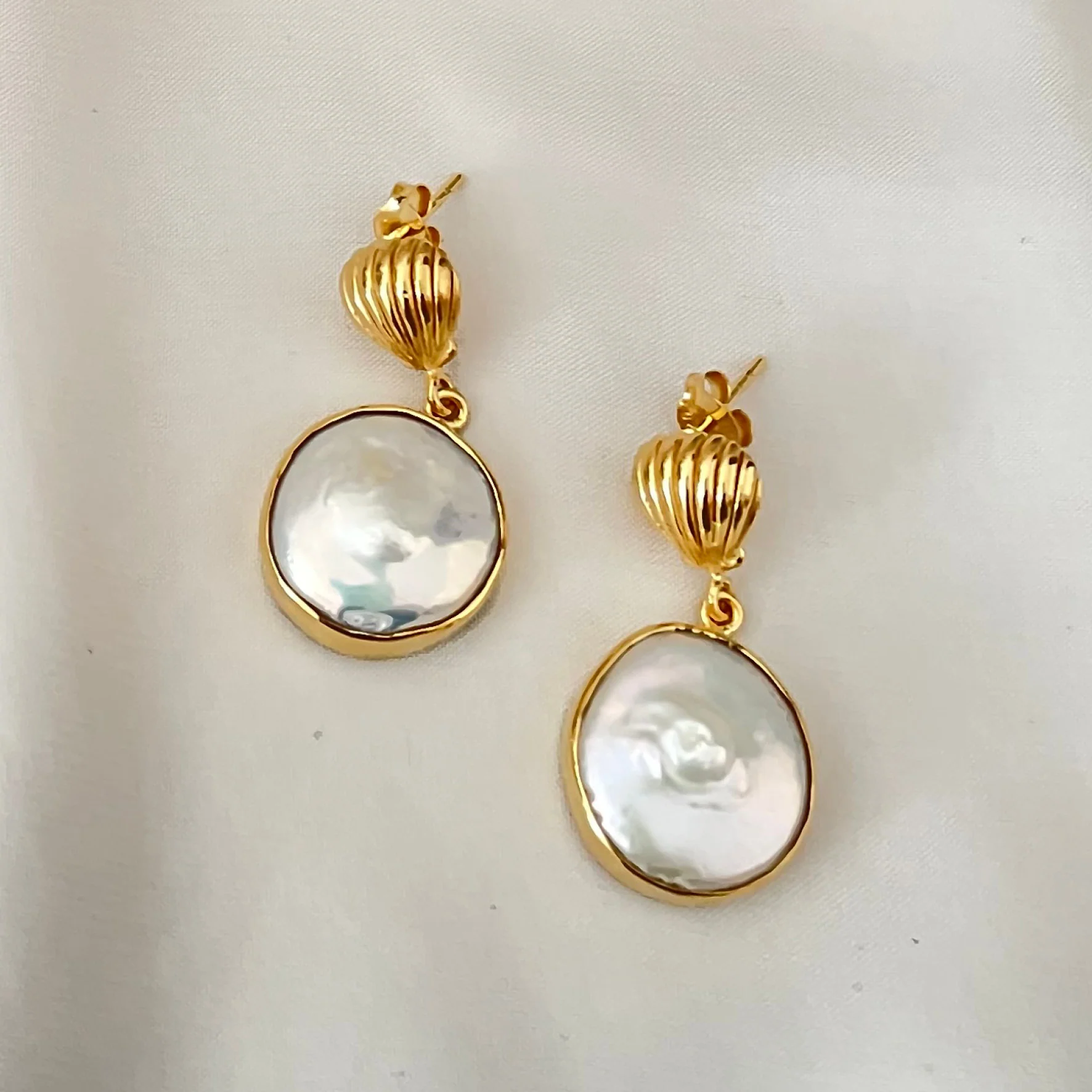 Clam Shell Pearl Earrings - GOLD - Image 3