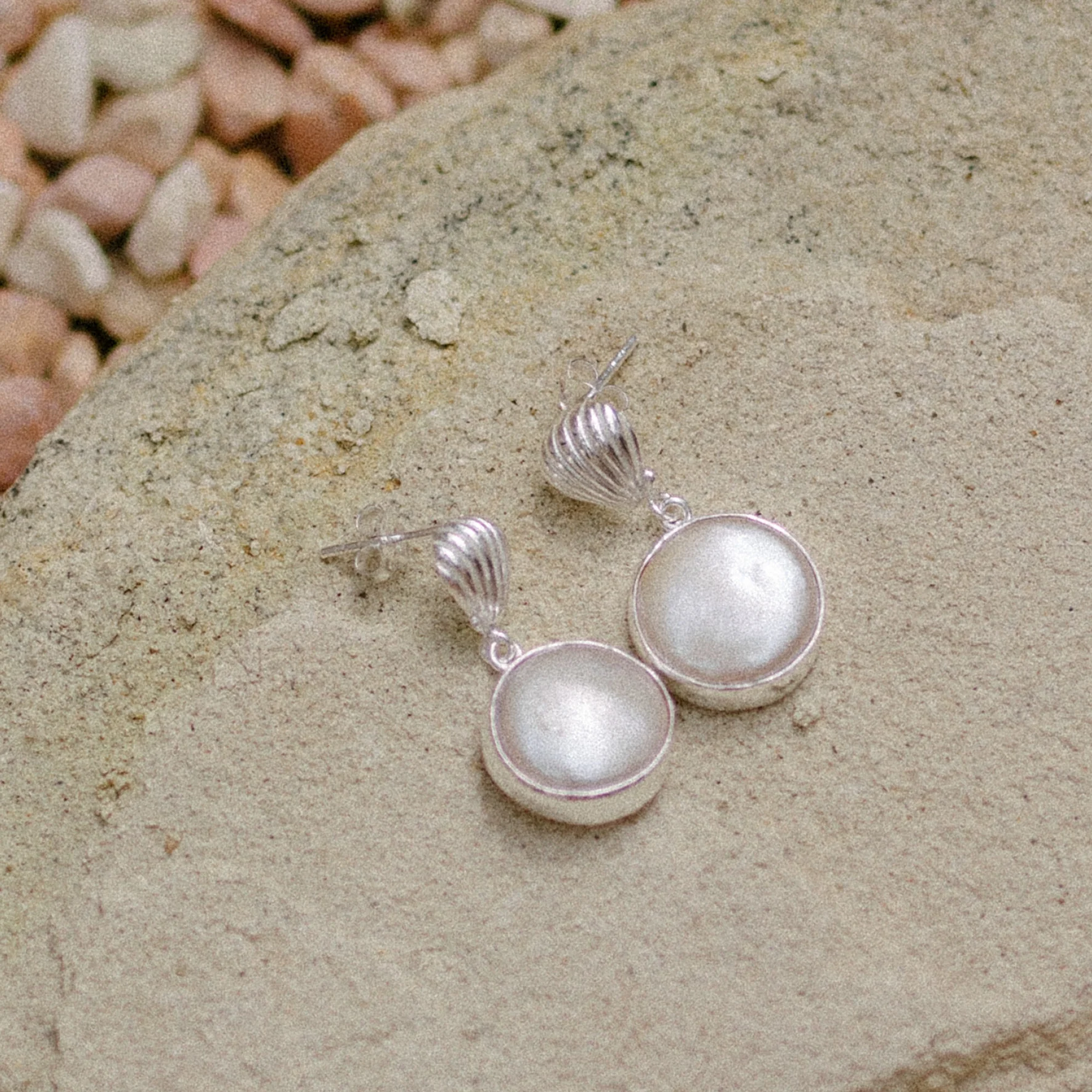 Clam Shell Pearl Earrings - SILVER - Image 3