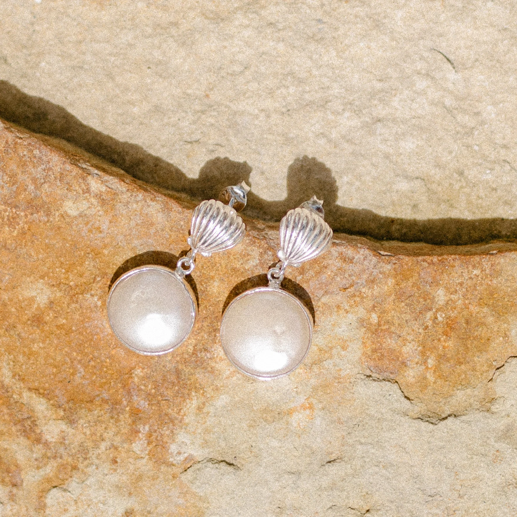Clam Shell Pearl Earrings - SILVER - Image 4