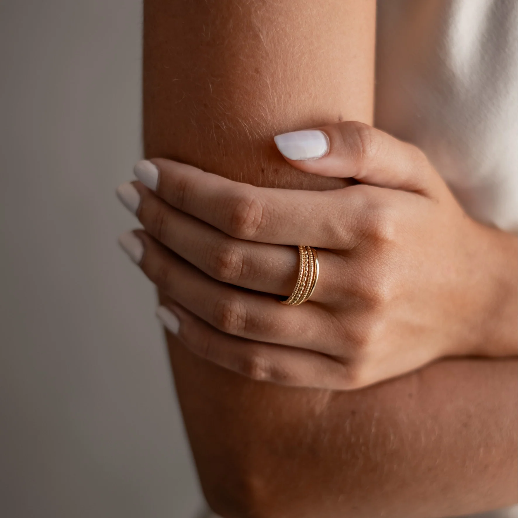 Classic Thin Band 2mm - Gold - Image 3