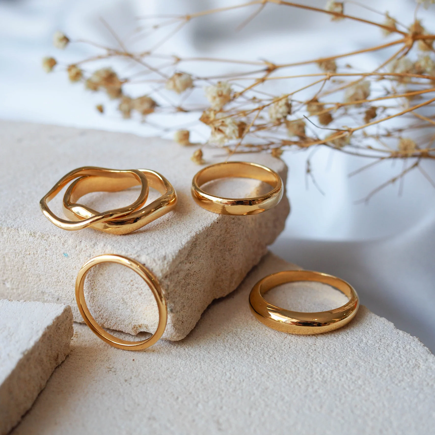 Classic Thin Band 2mm - Gold - Image 4