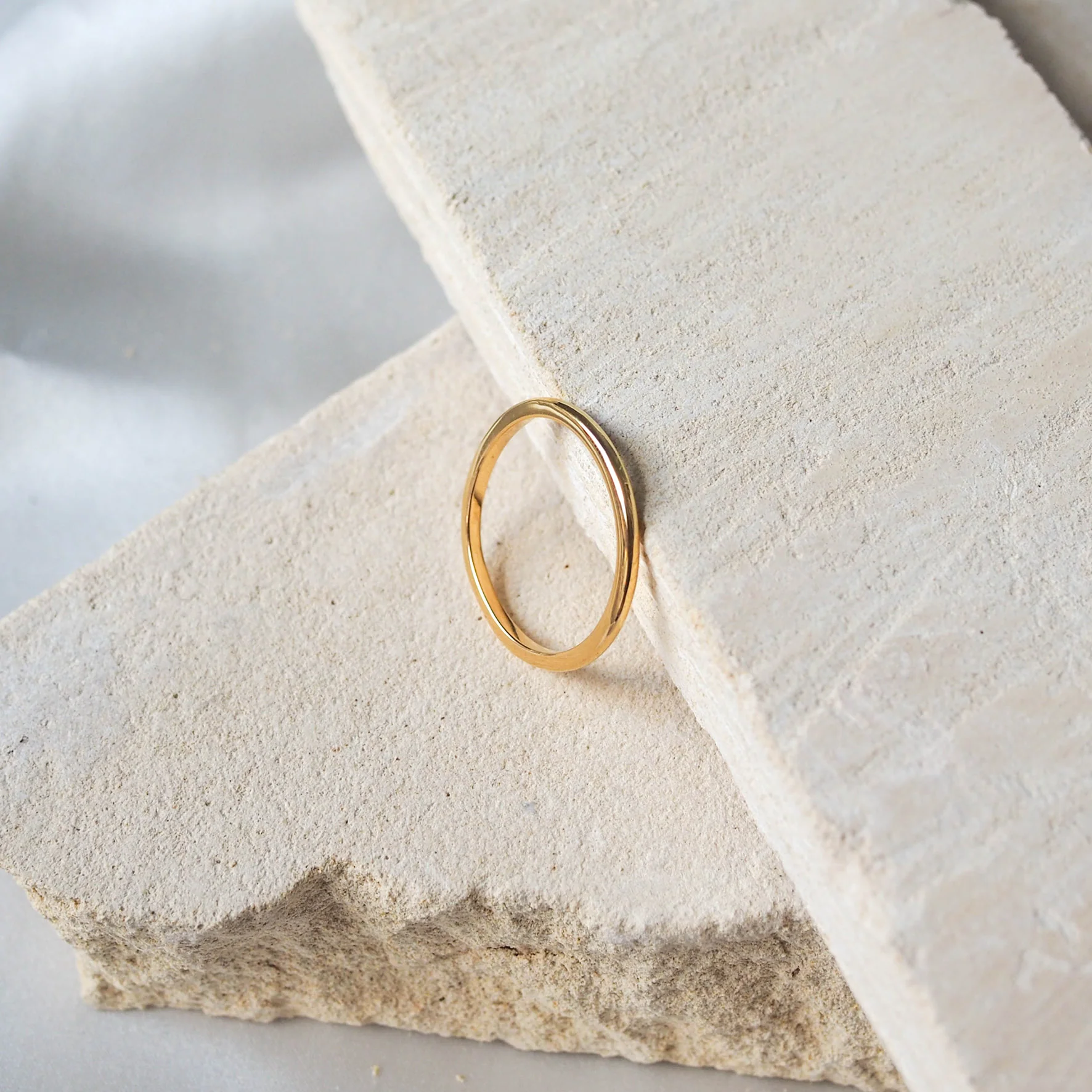 Classic Thin Band 2mm - Gold - Image 6