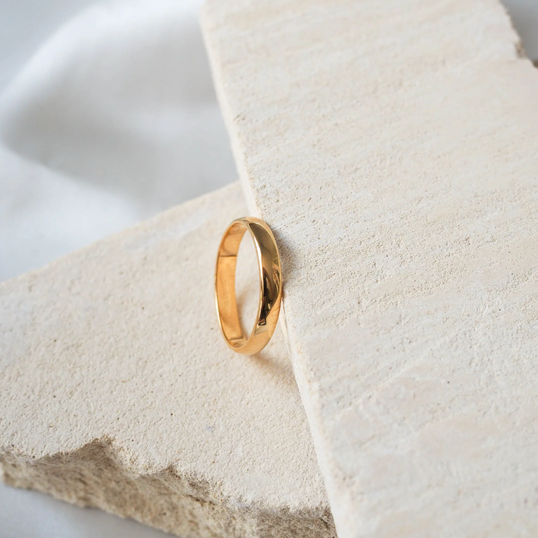 Classic Thin Band 4mm - Gold - Image 4