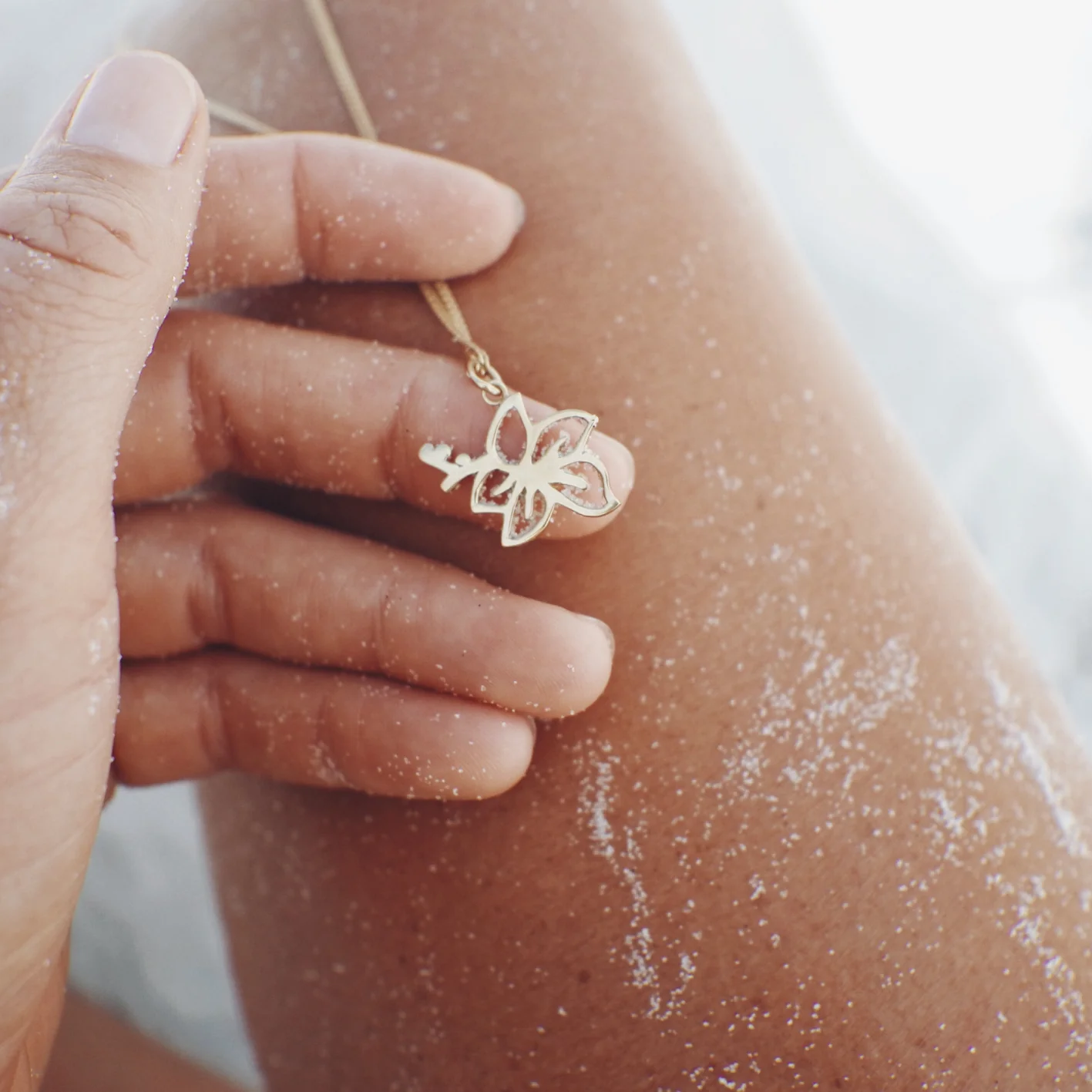 GOLDFISH KISS x LUNA & ROSE HIBISCUS FLOWER CHARM (Gold) - Image 2