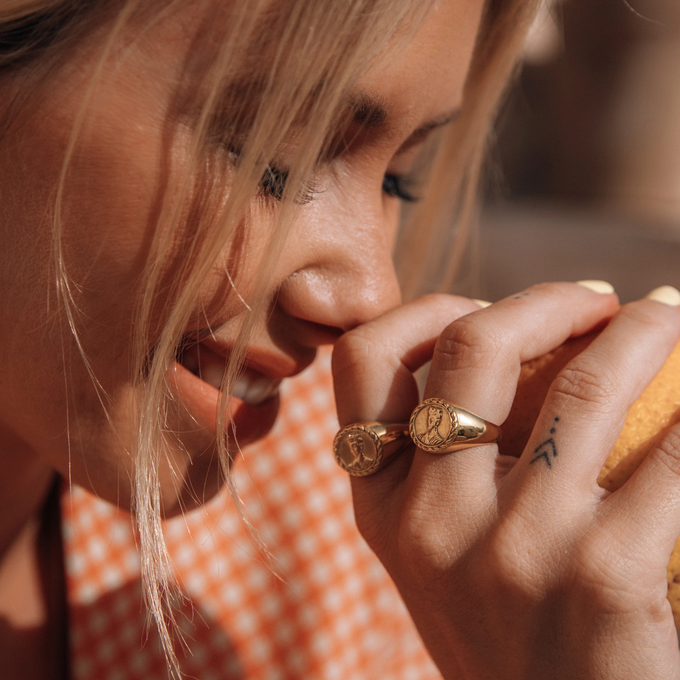 MAGDALENA SIGNET RING - GOLD - Image 2