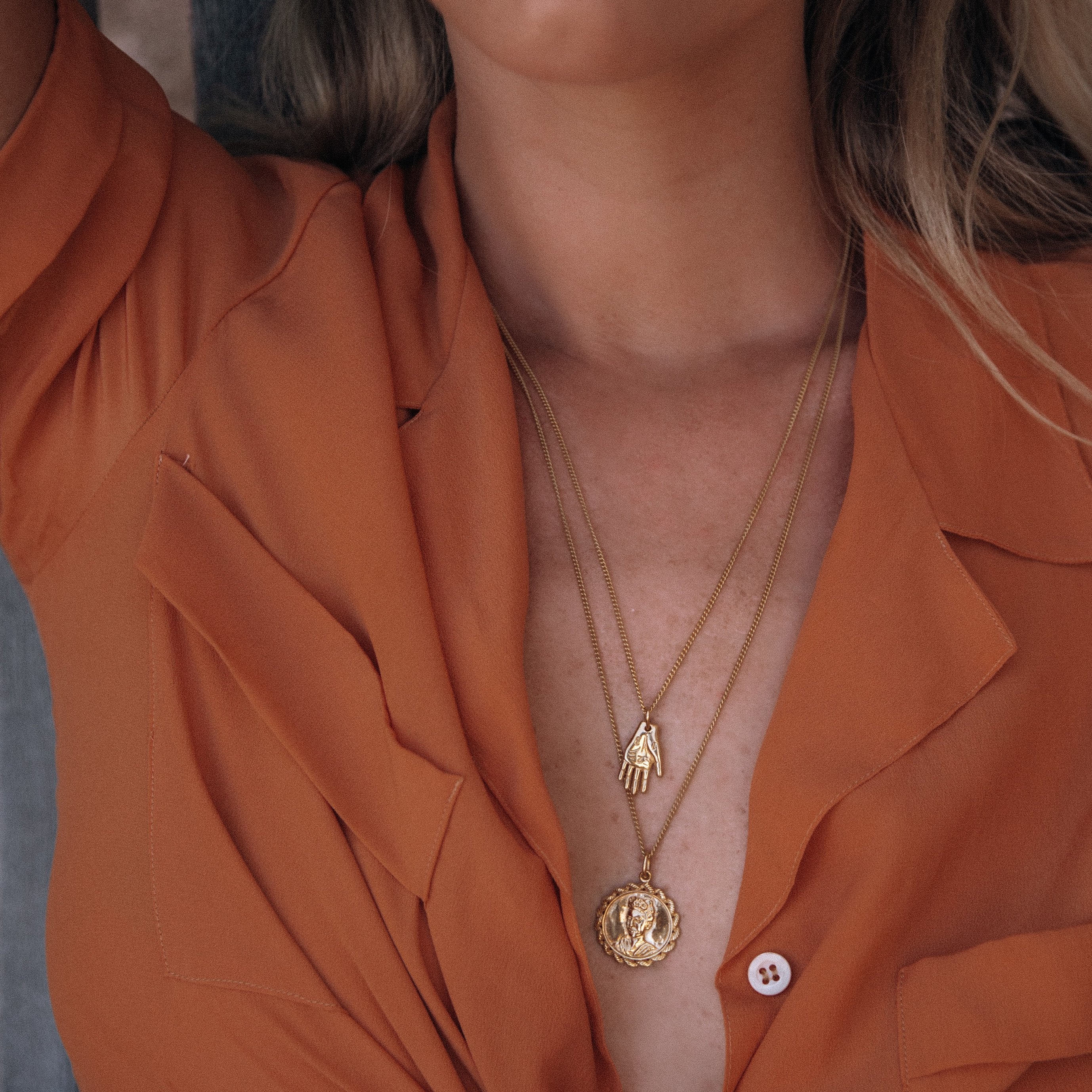 MANO AMIGA CHARM ONLY- GOLD - Image 2