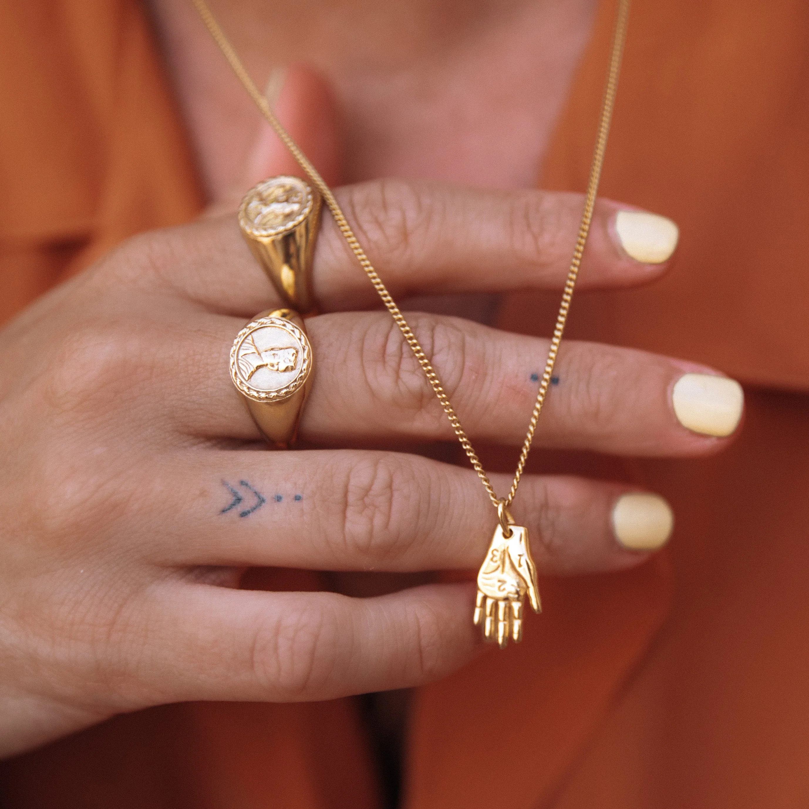 MANO AMIGA CHARM ONLY- GOLD - Image 3