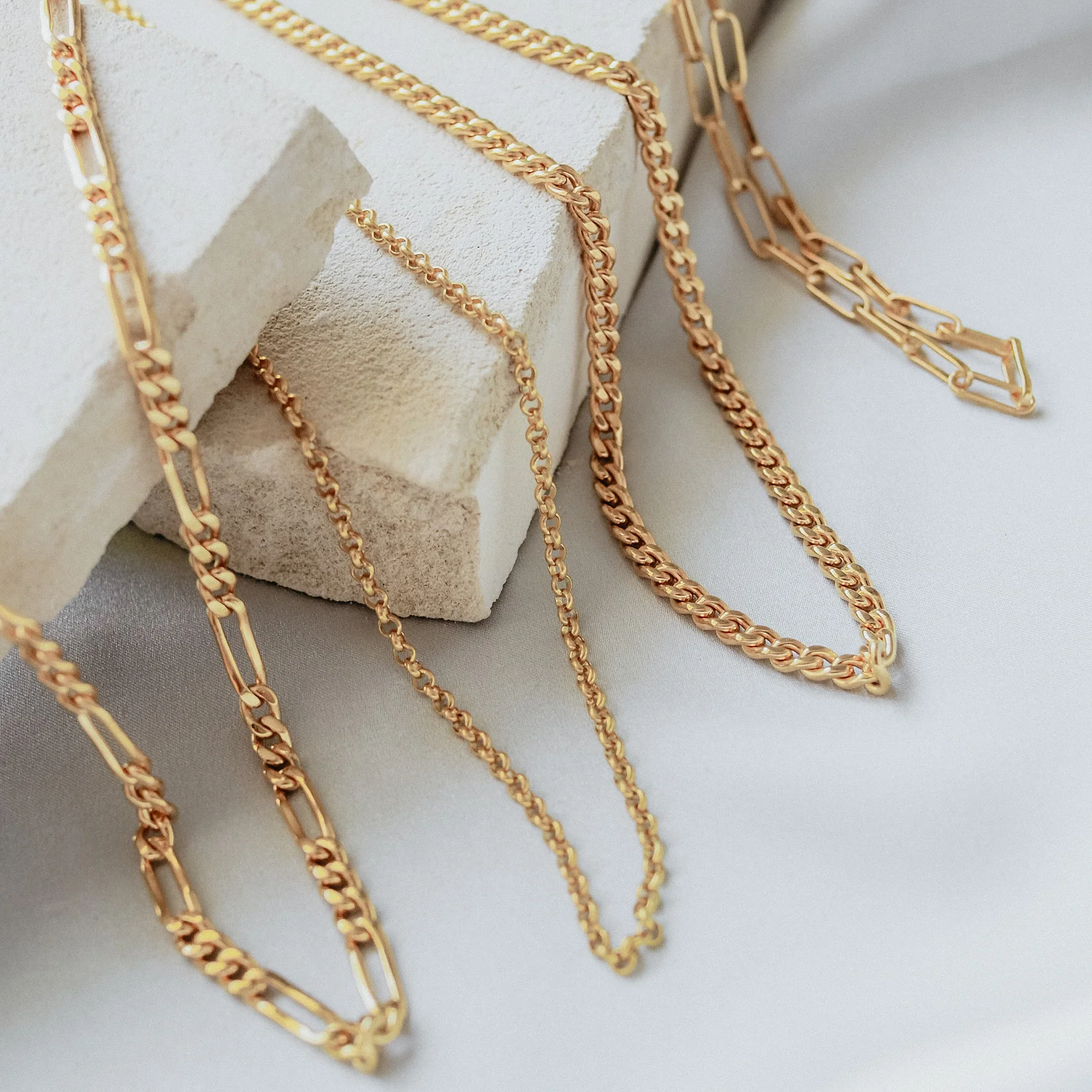 Minimalist Figari Chain Necklace - Gold - Image 4