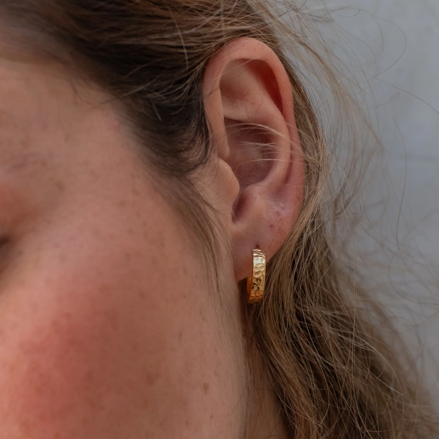 MOMA Hammered Hoops 12mm - Gold - Image 2