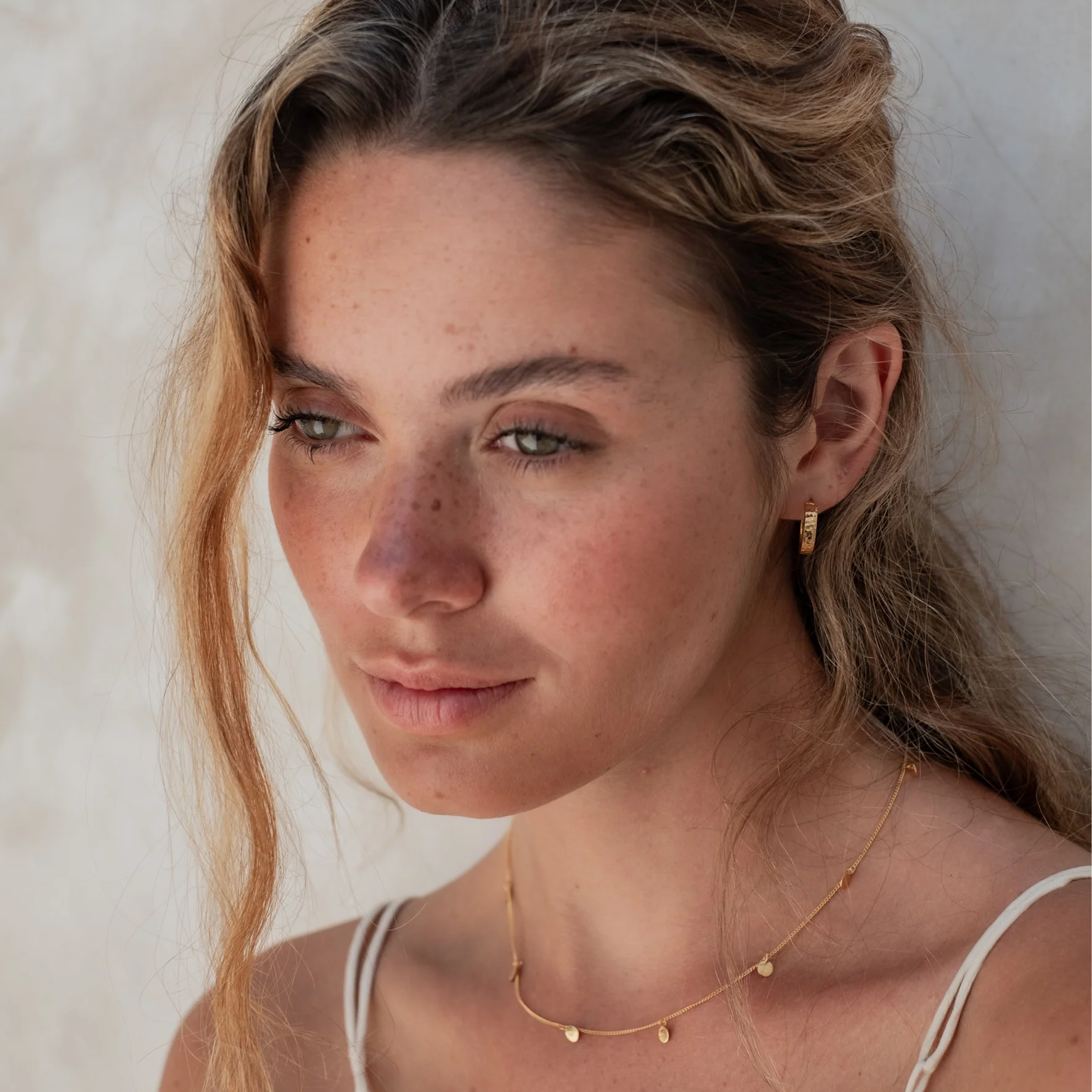 MOMA Hammered Hoops 12mm - Gold - Image 3