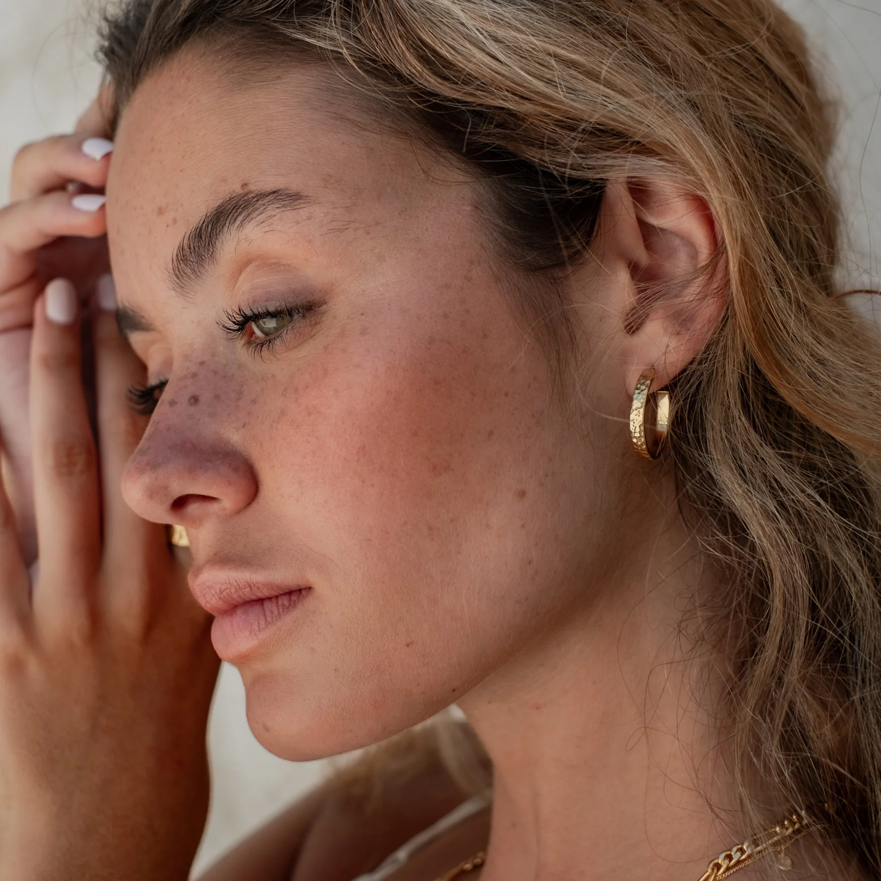 MOMA Hammered Hoops 20mm - Gold - Image 2