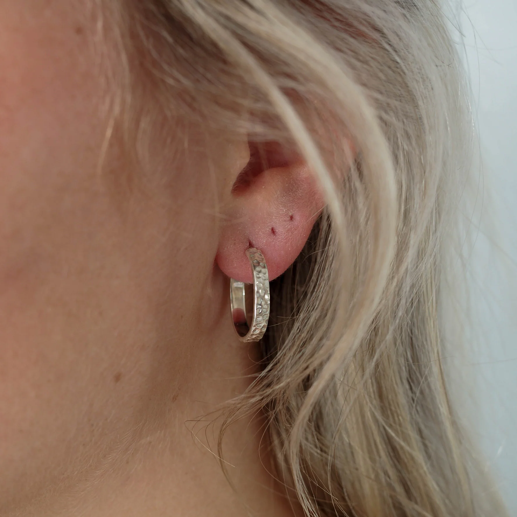 MOMA Hammered Hoops 20mm - Silver - Image 2