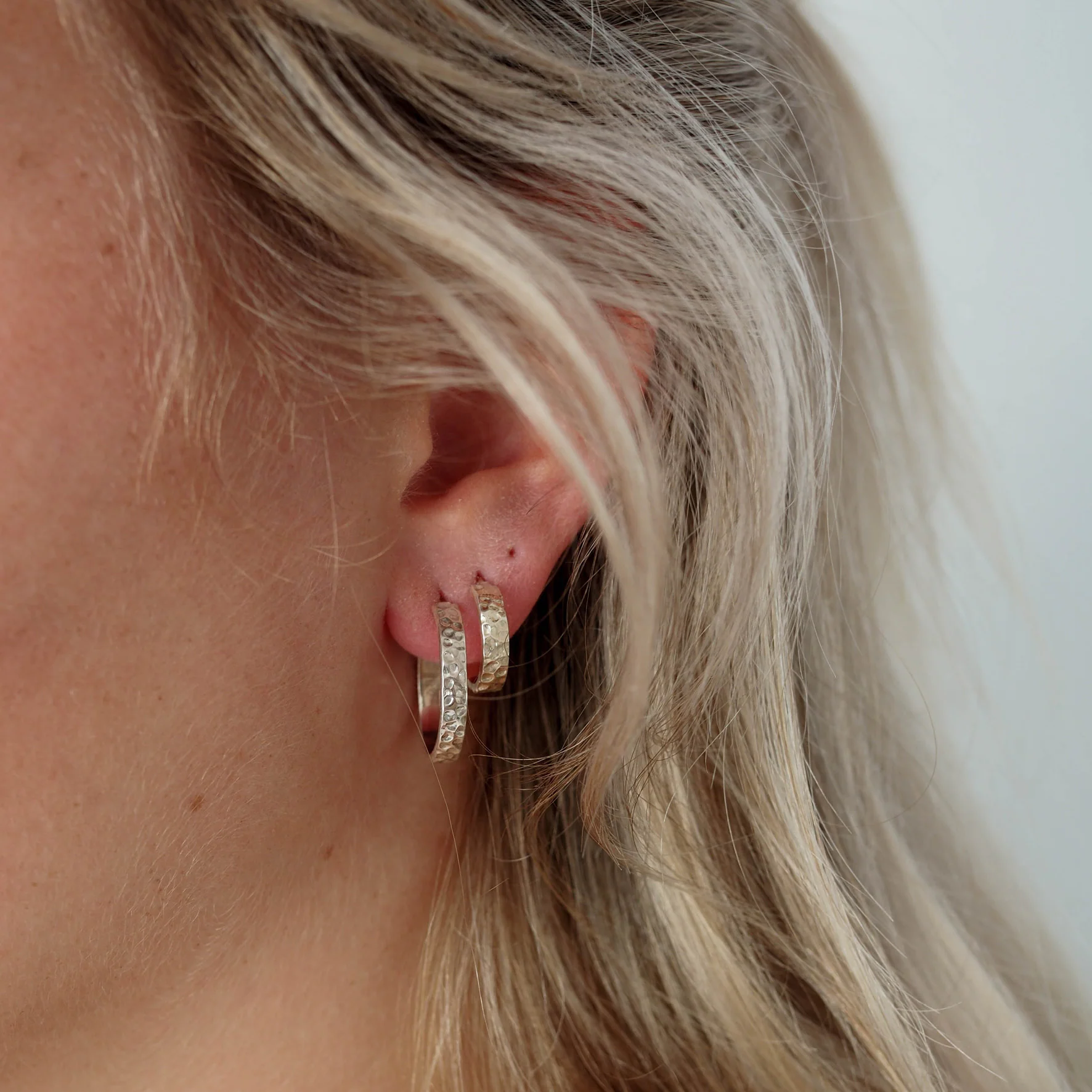 MOMA Hammered Hoops 20mm - Silver - Image 5