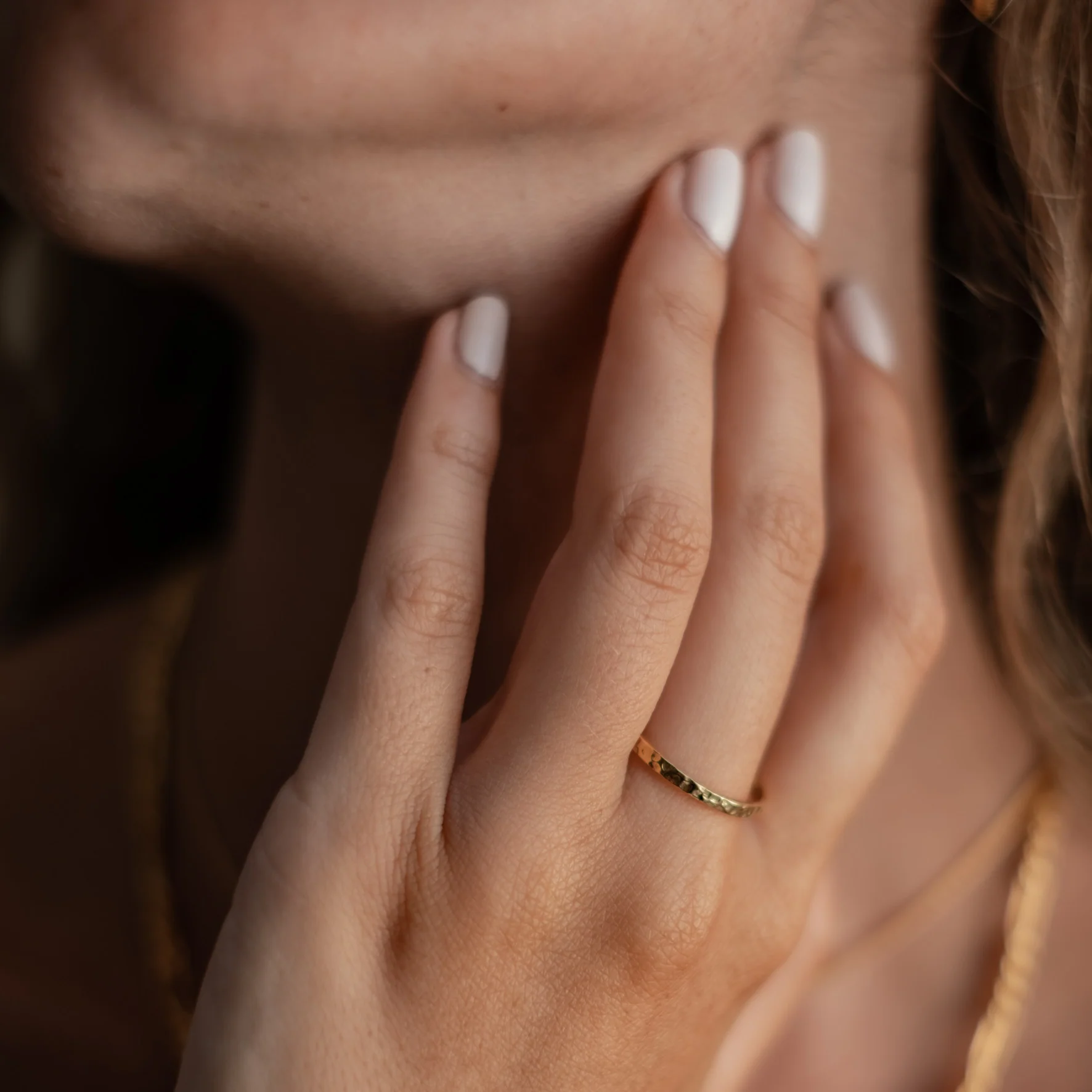 MOMA Hammered Ring 2mm - Gold - Image 3