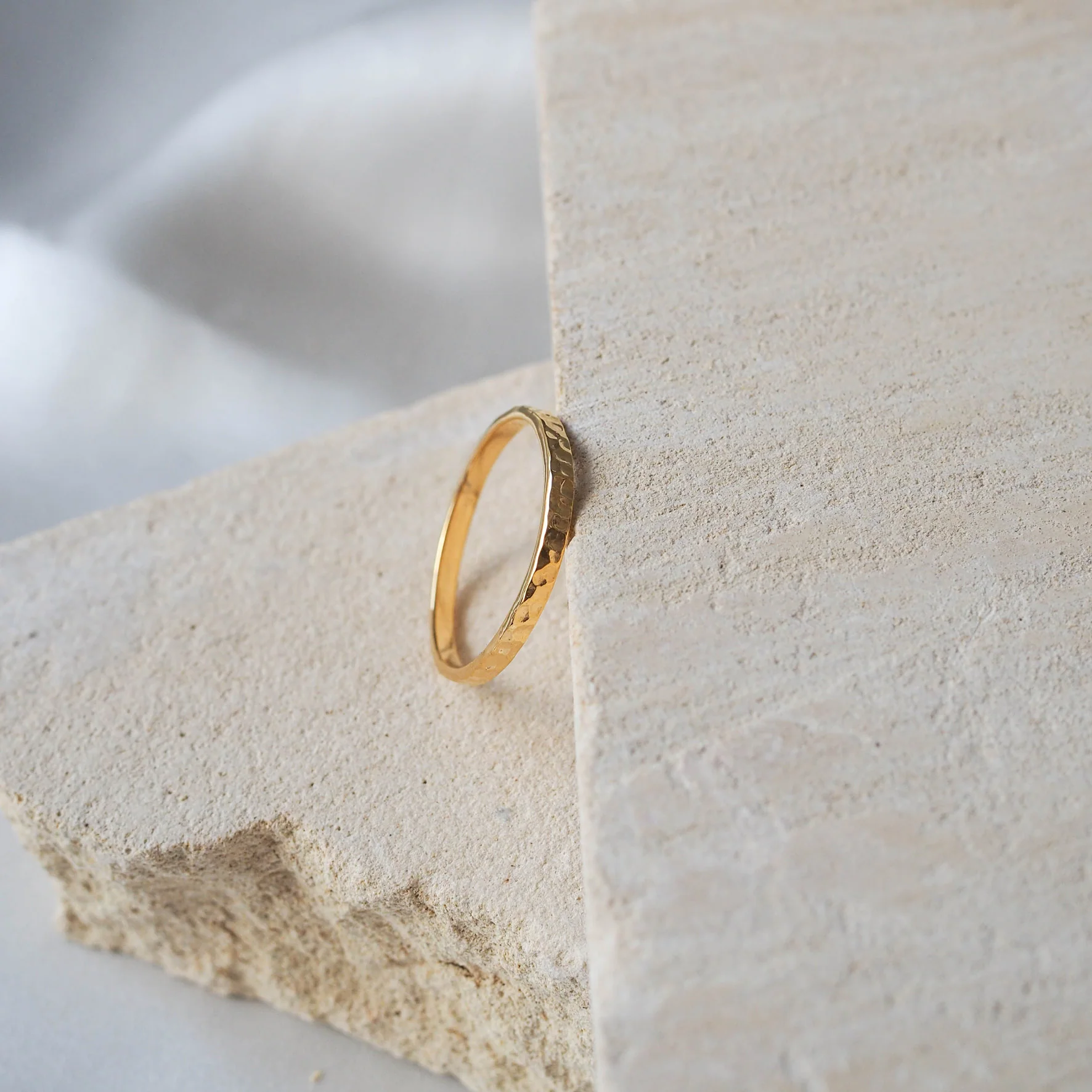 MOMA Hammered Ring 2mm - Gold - Image 4
