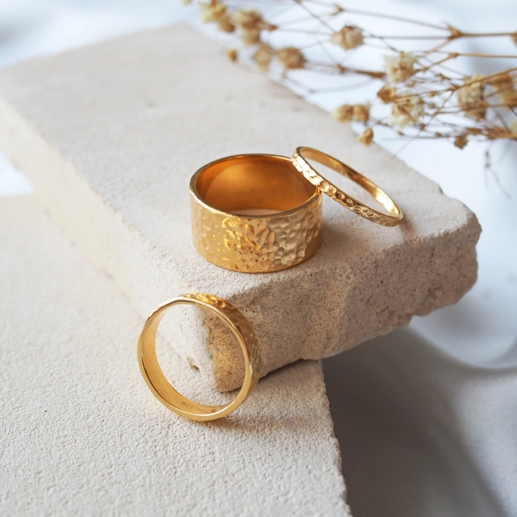 MOMA Hammered Ring 2mm - Gold - Image 6