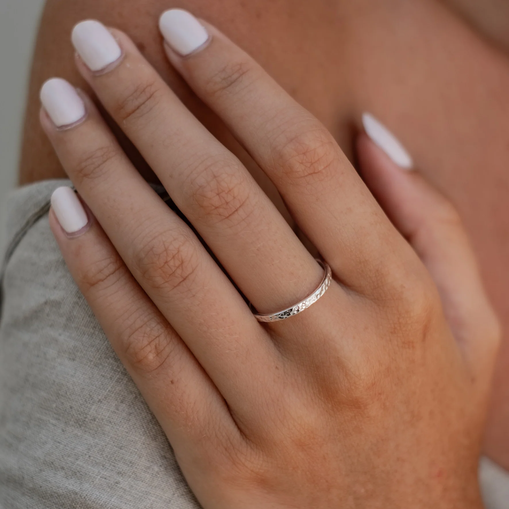 MOMA Hammered Ring 2mm - Silver - Image 2
