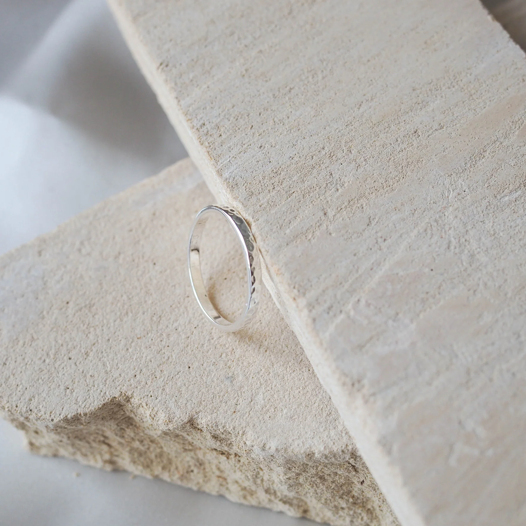 MOMA Hammered Ring 2mm - Silver - Image 3