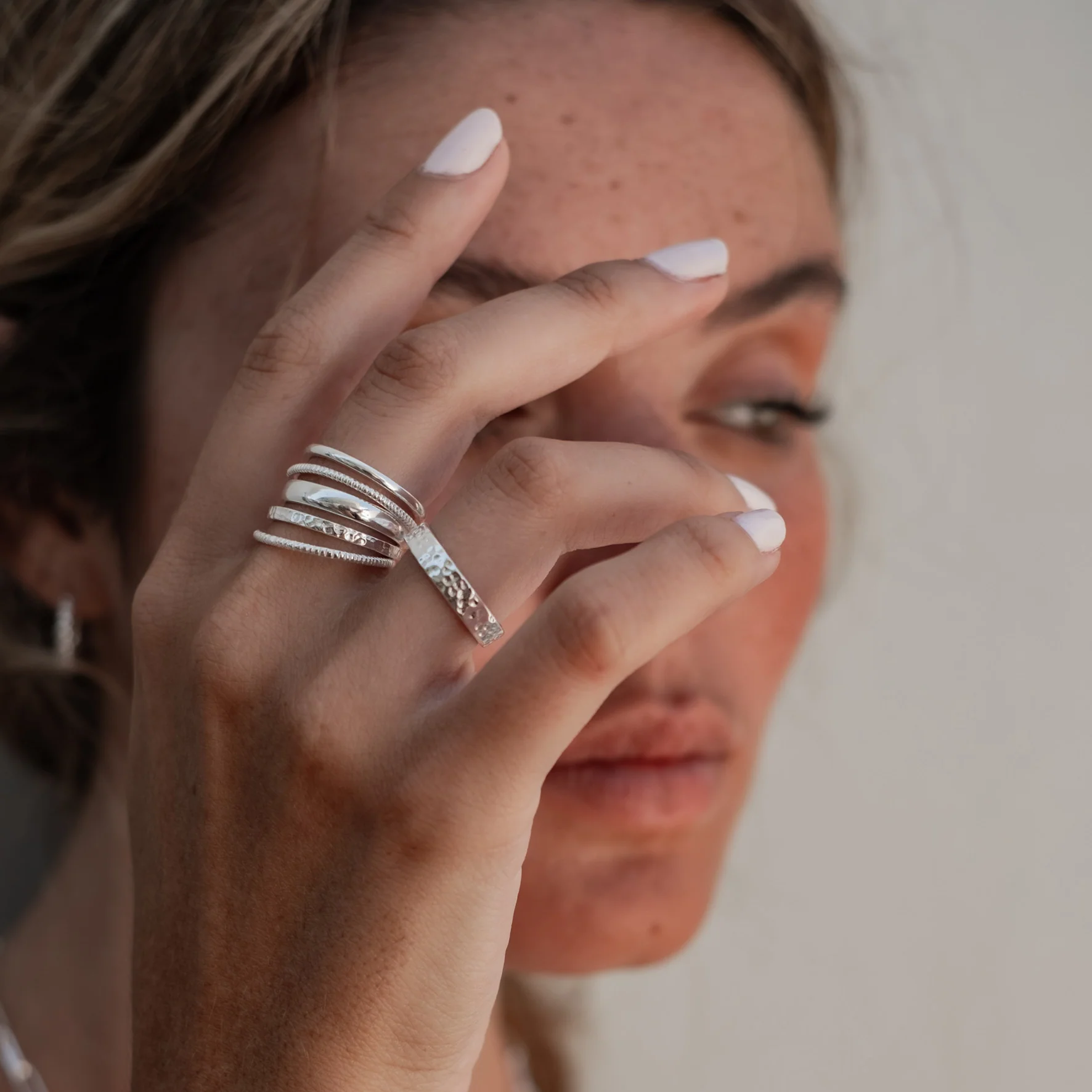 MOMA Hammered Ring 2mm - Silver - Image 4