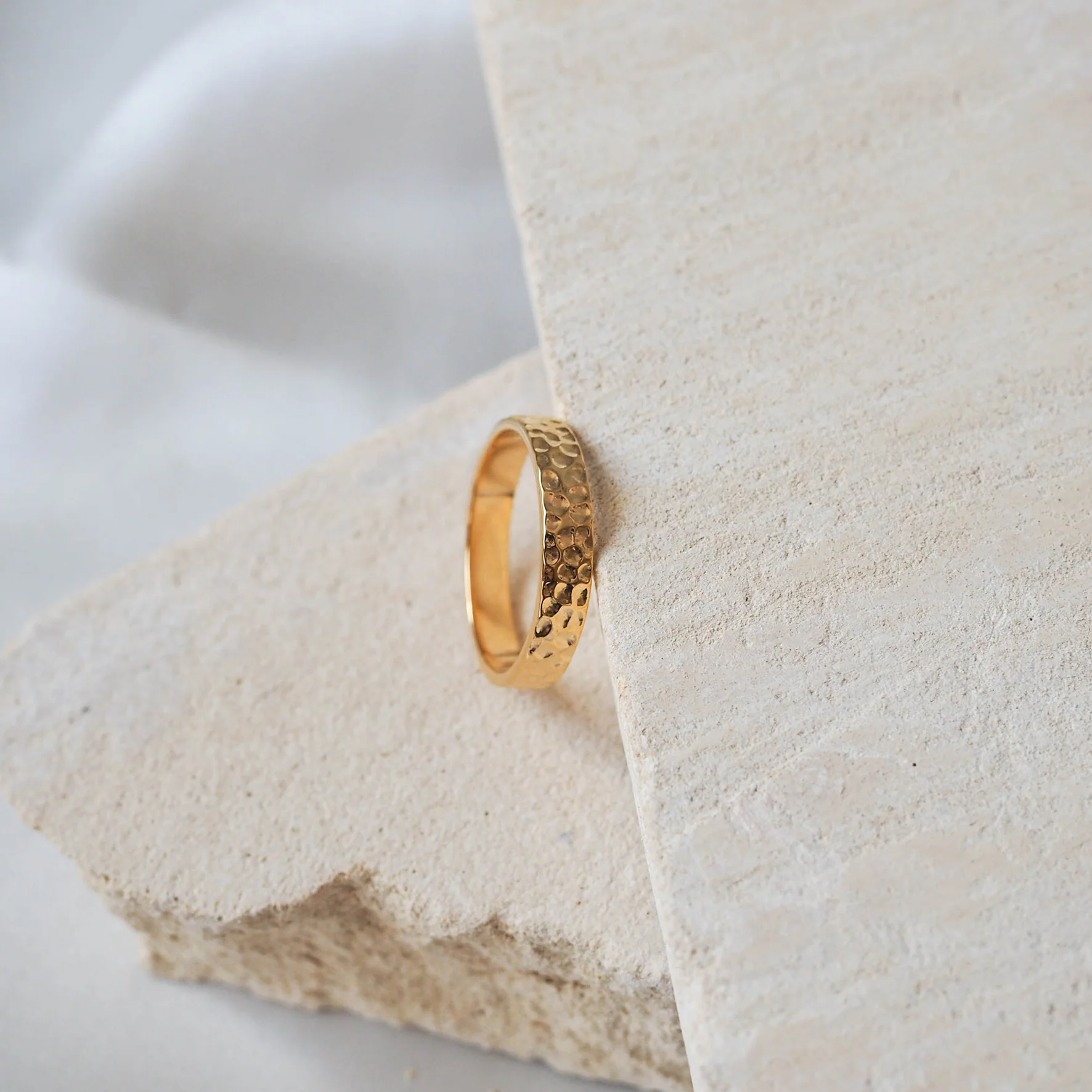MOMA Hammered Ring 4mm - Gold - Image 4