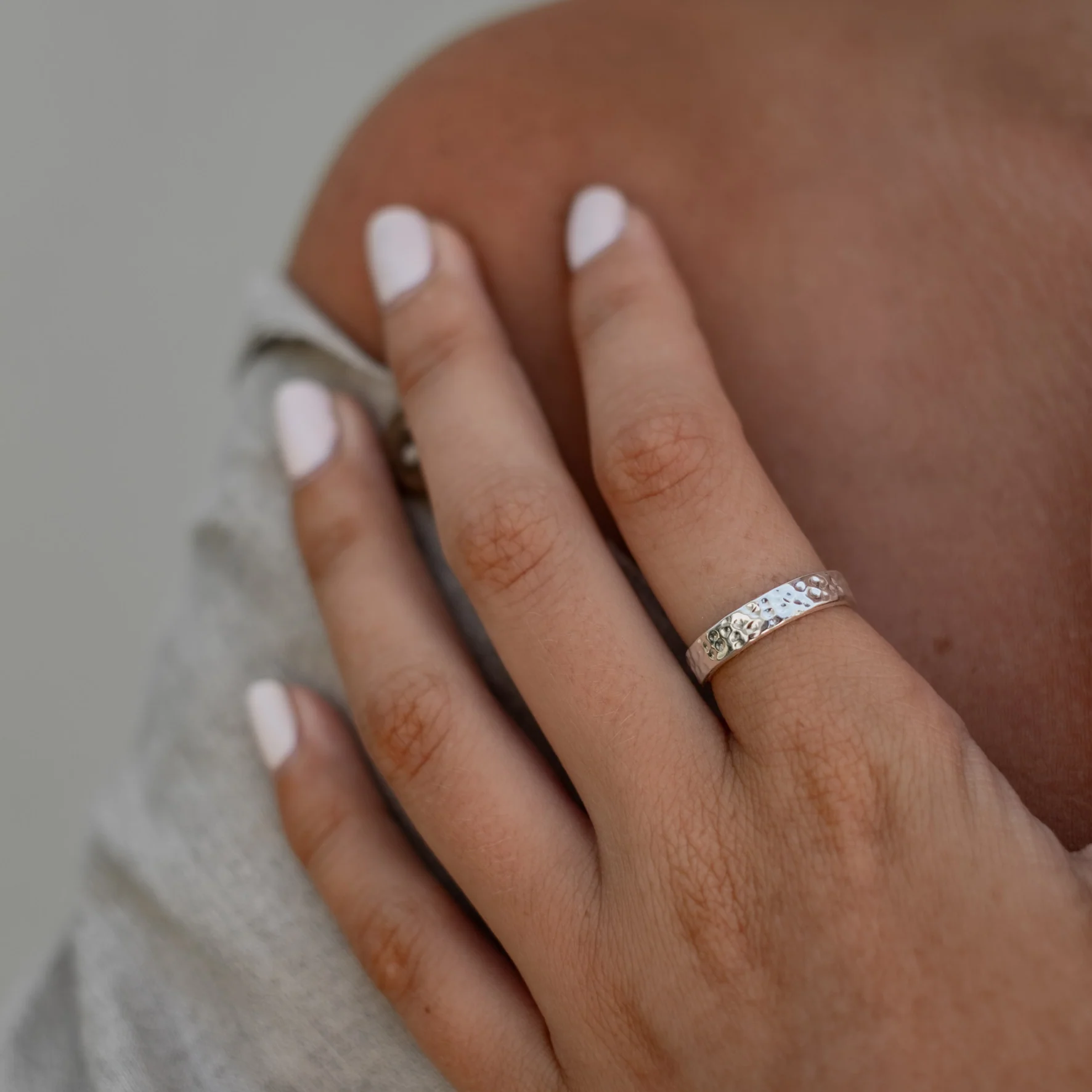 MOMA Hammered Ring 4mm - Silver - Image 2