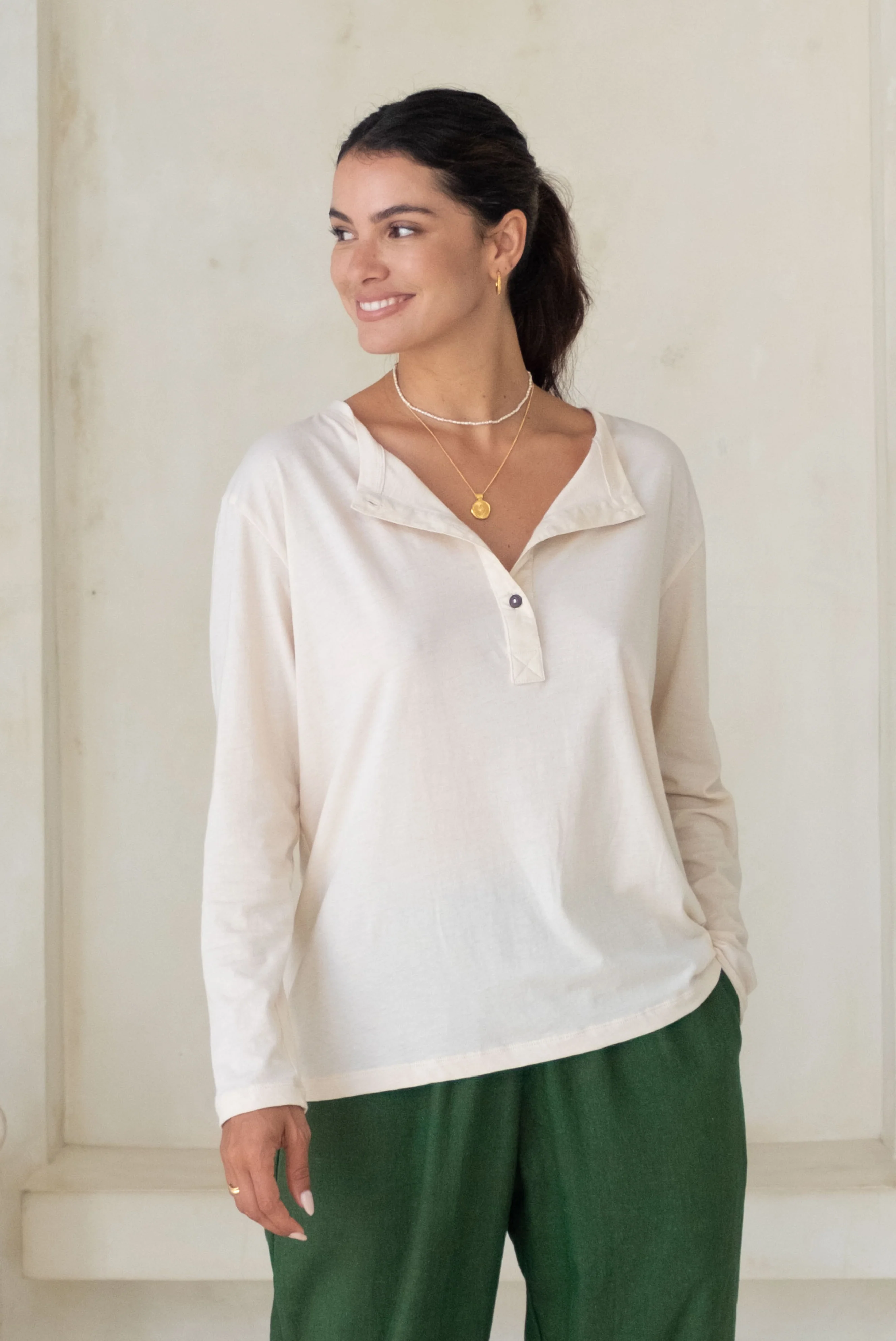 ORGANIC COTTON HARVEY HENLEY - Macadamia - Image 3