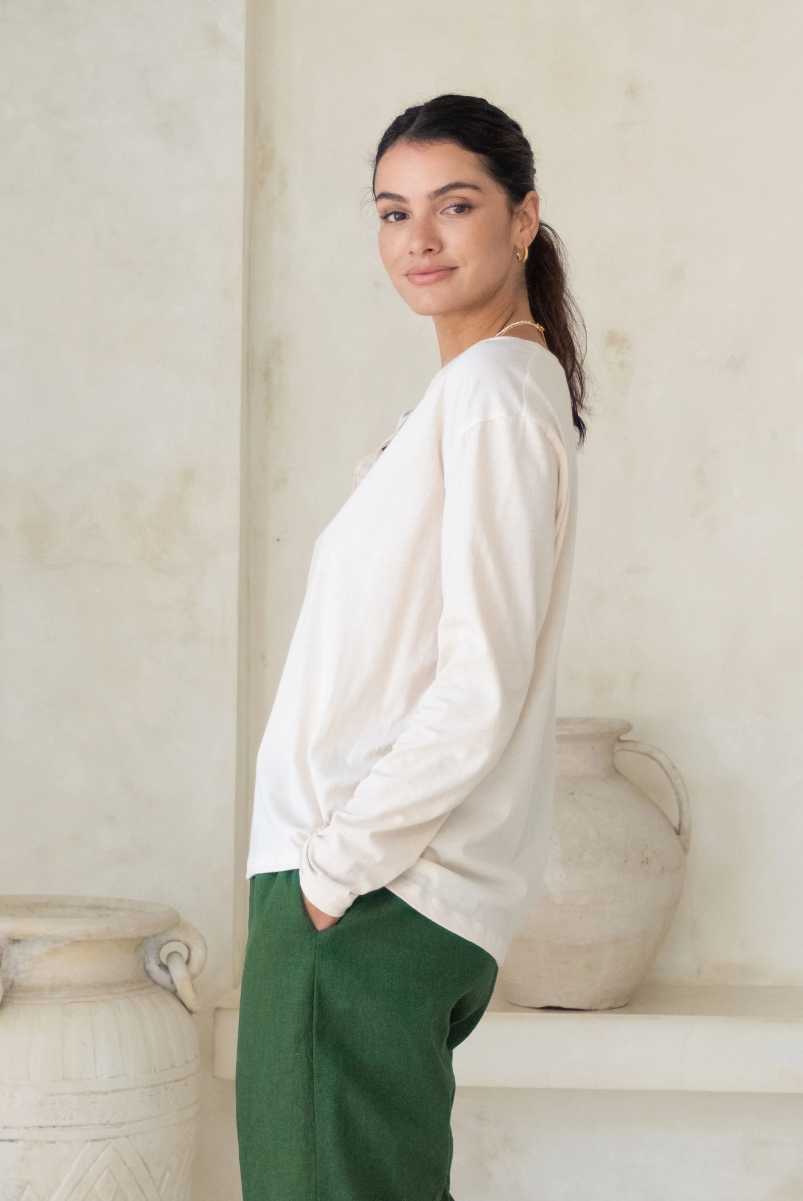 ORGANIC COTTON HARVEY HENLEY - Macadamia - Image 4