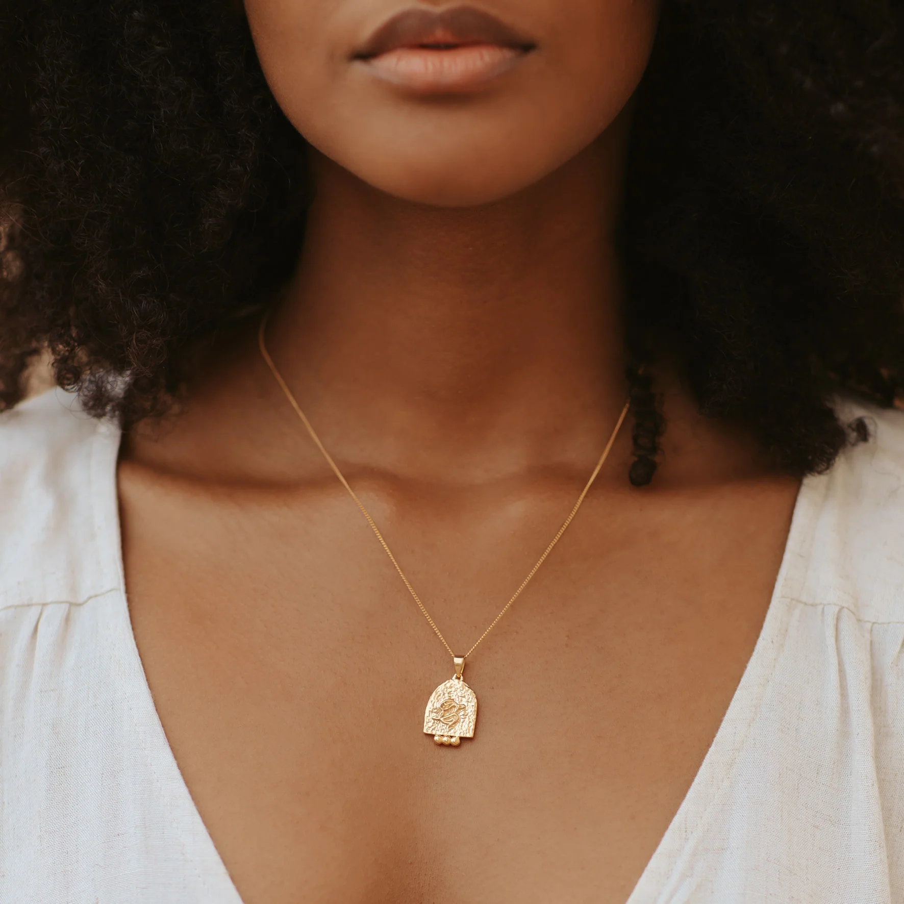 PISCES ZODIAC NECKLACE - GOLD - Image 3