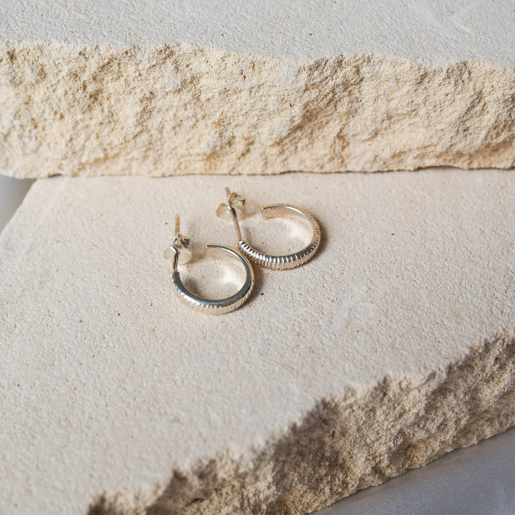 The MET Stripe Thin Earrings 12mm - Silver - Image 2
