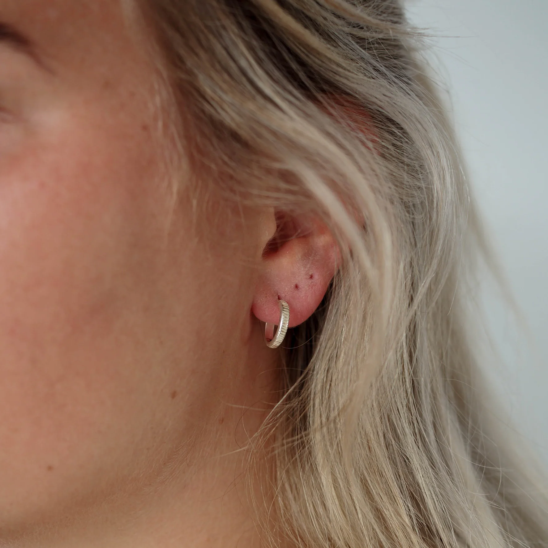 The MET Stripe Thin Earrings 12mm - Silver - Image 3