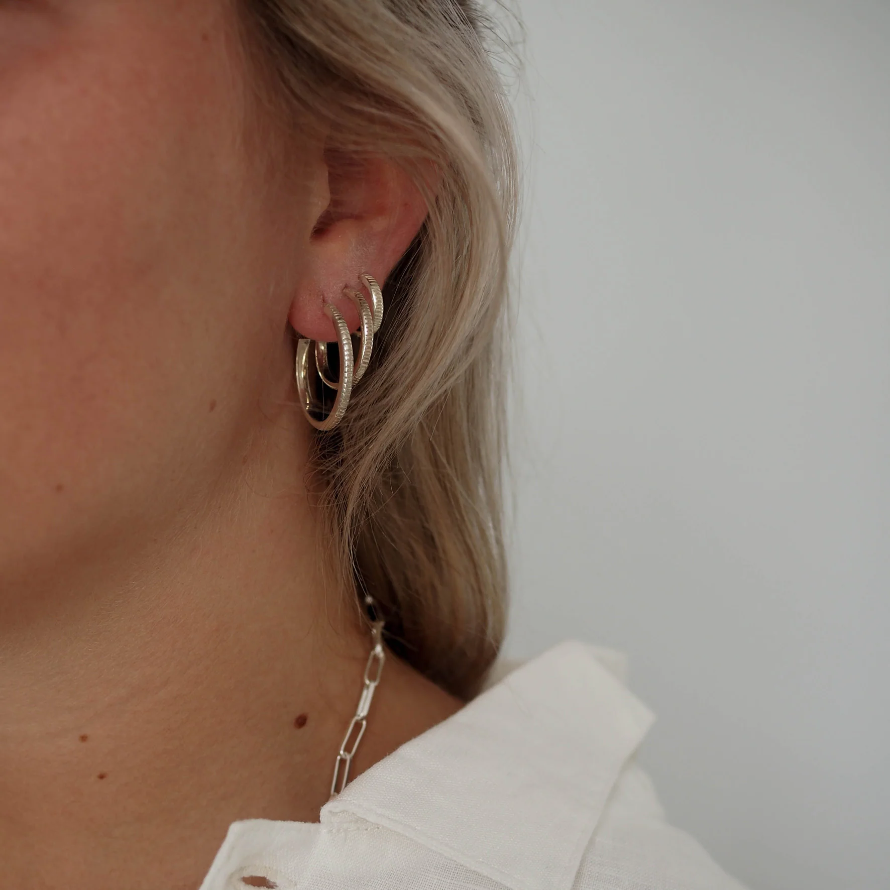 The MET Stripe Thin Earrings 12mm - Silver - Image 4