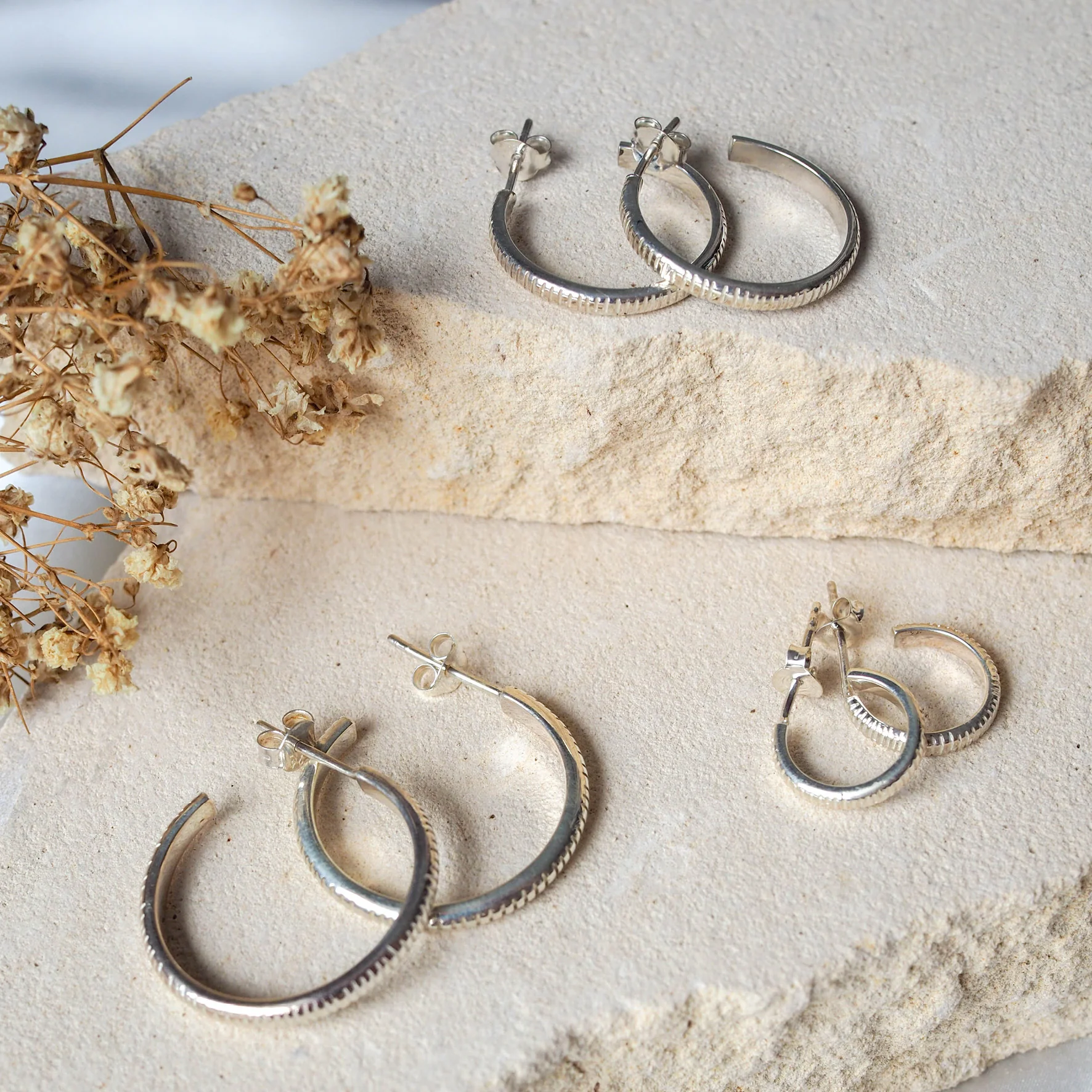The MET Stripe Thin Earrings 12mm - Silver - Image 6
