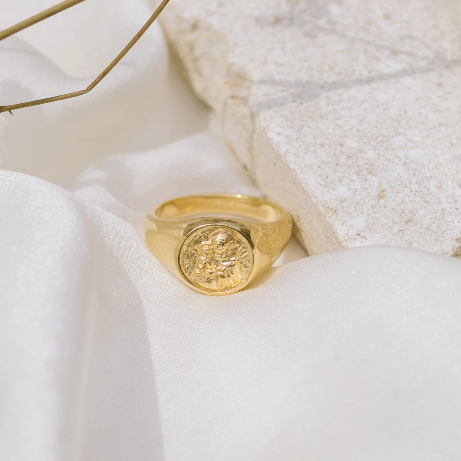St Anthony Patron Saint of Miracles Signet Ring - Gold - Image 2