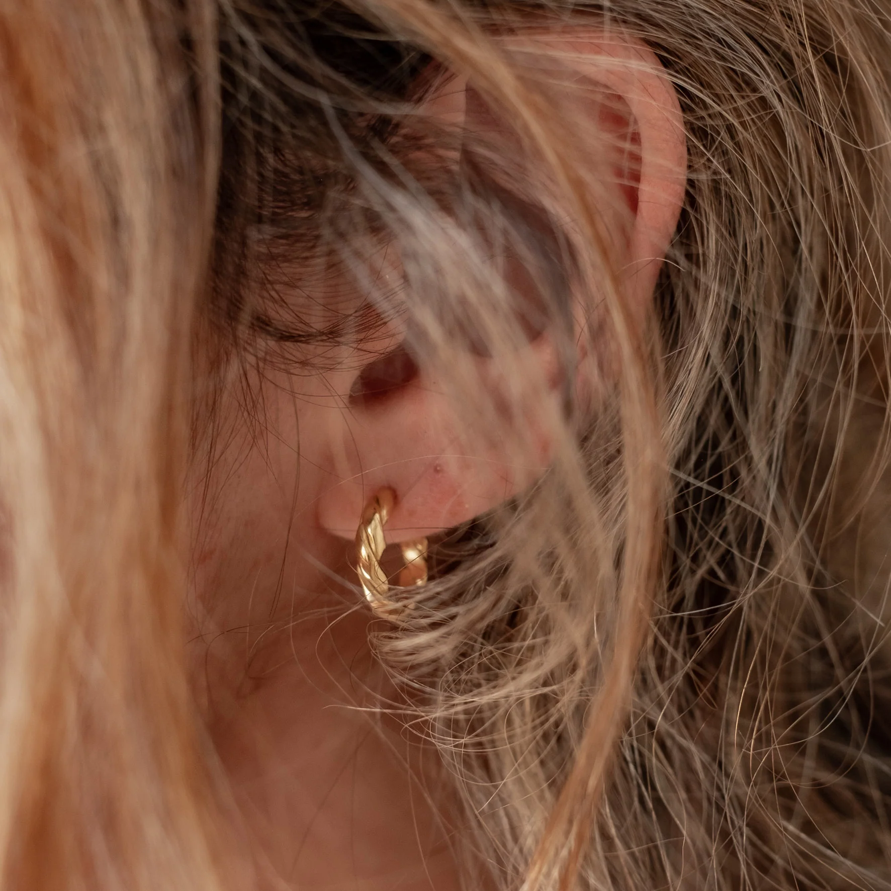 The Hudson Twisted Hoops 12mm - Gold - Image 3