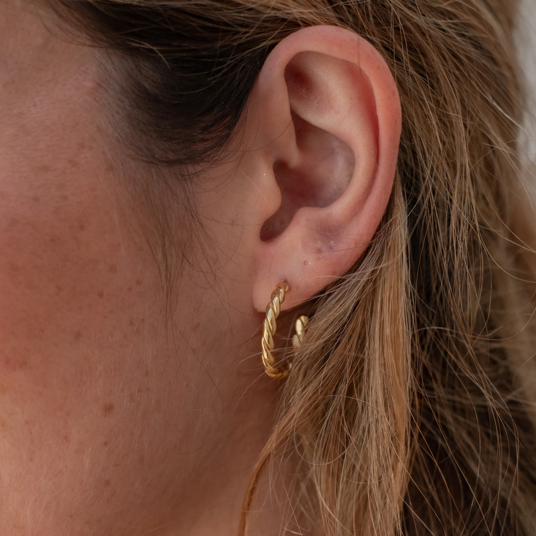 The Hudson Twisted Hoops 20mm - Gold - Image 3