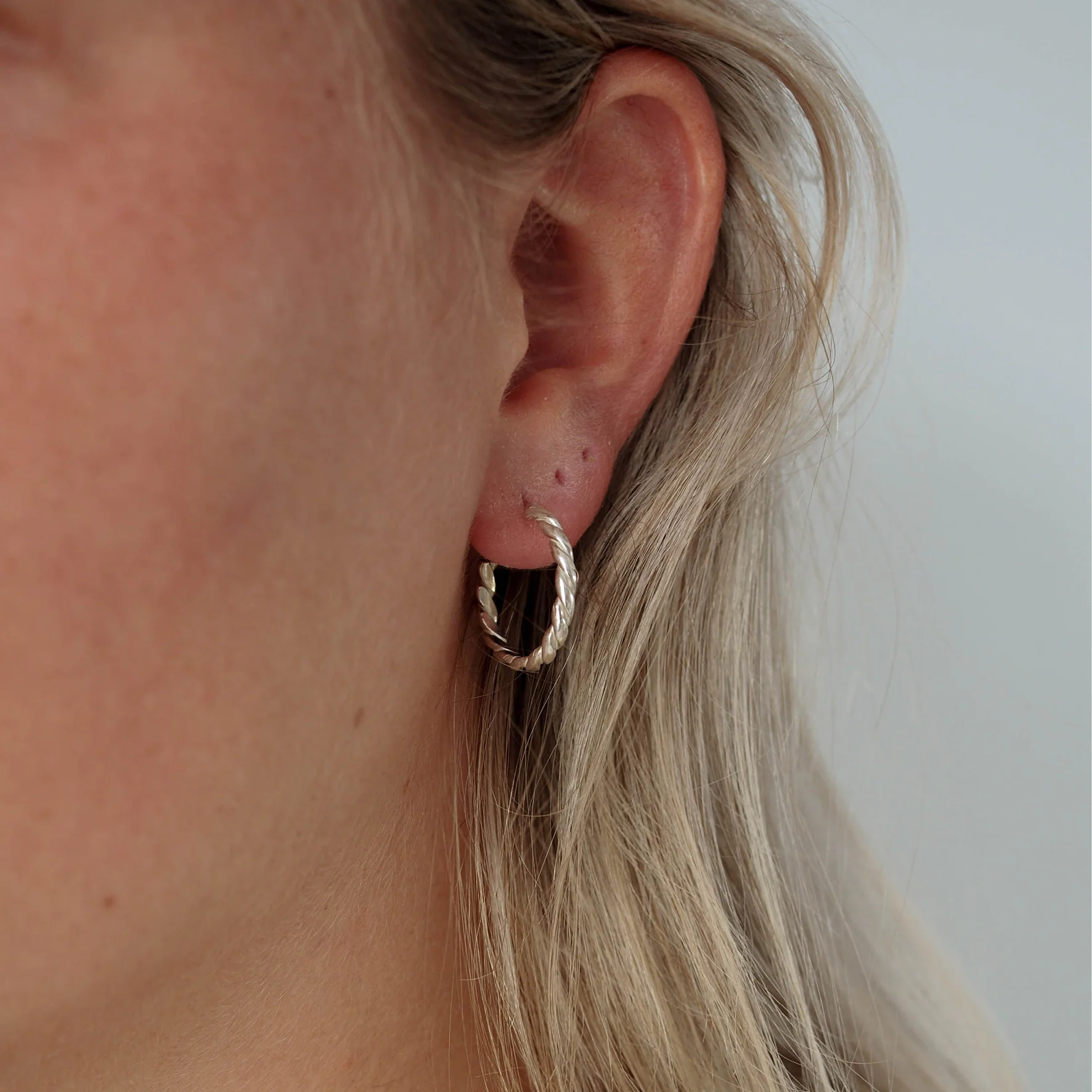 The Hudson Twisted Hoops 20mm - Silver - Image 2