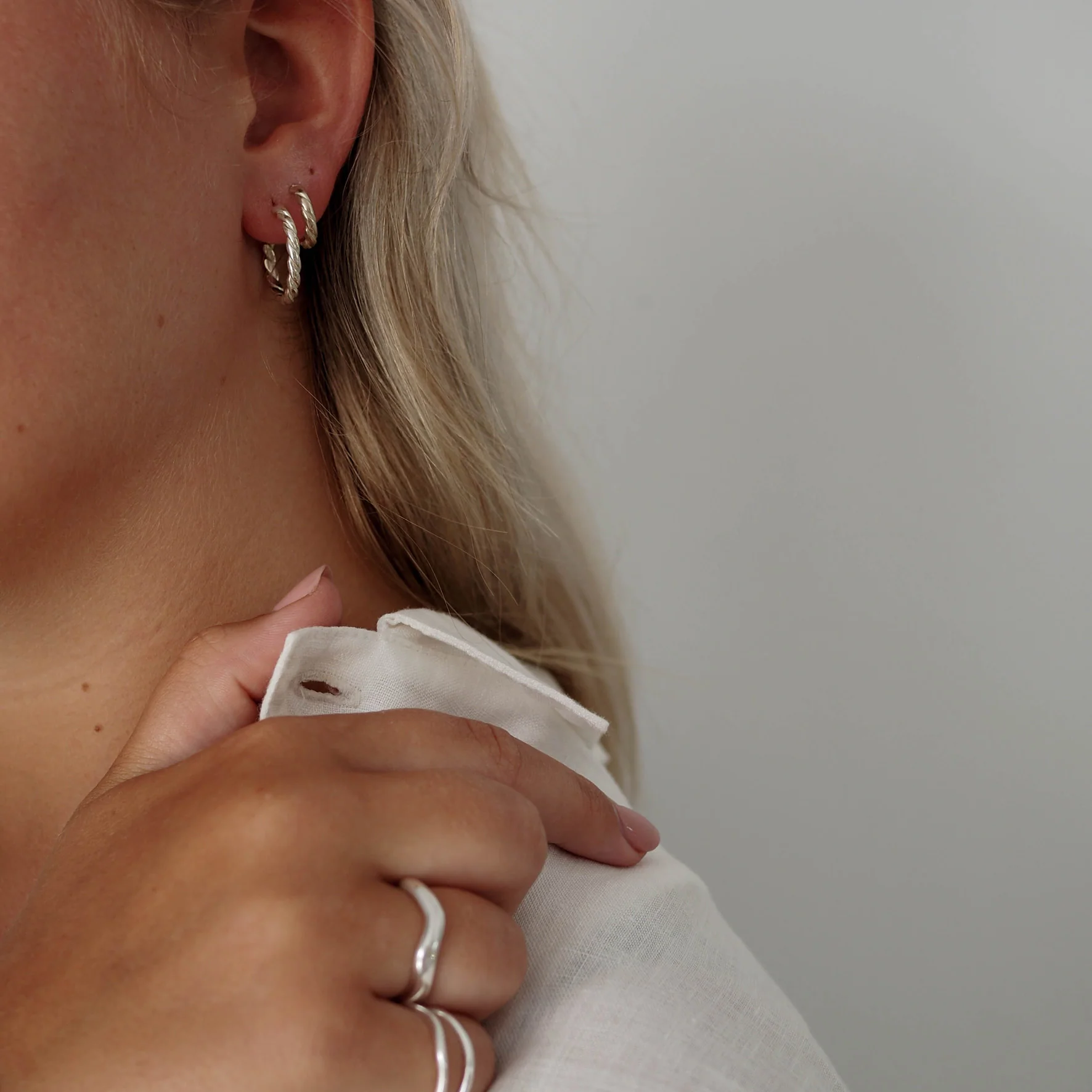 The Hudson Twisted Hoops 20mm - Silver - Image 6