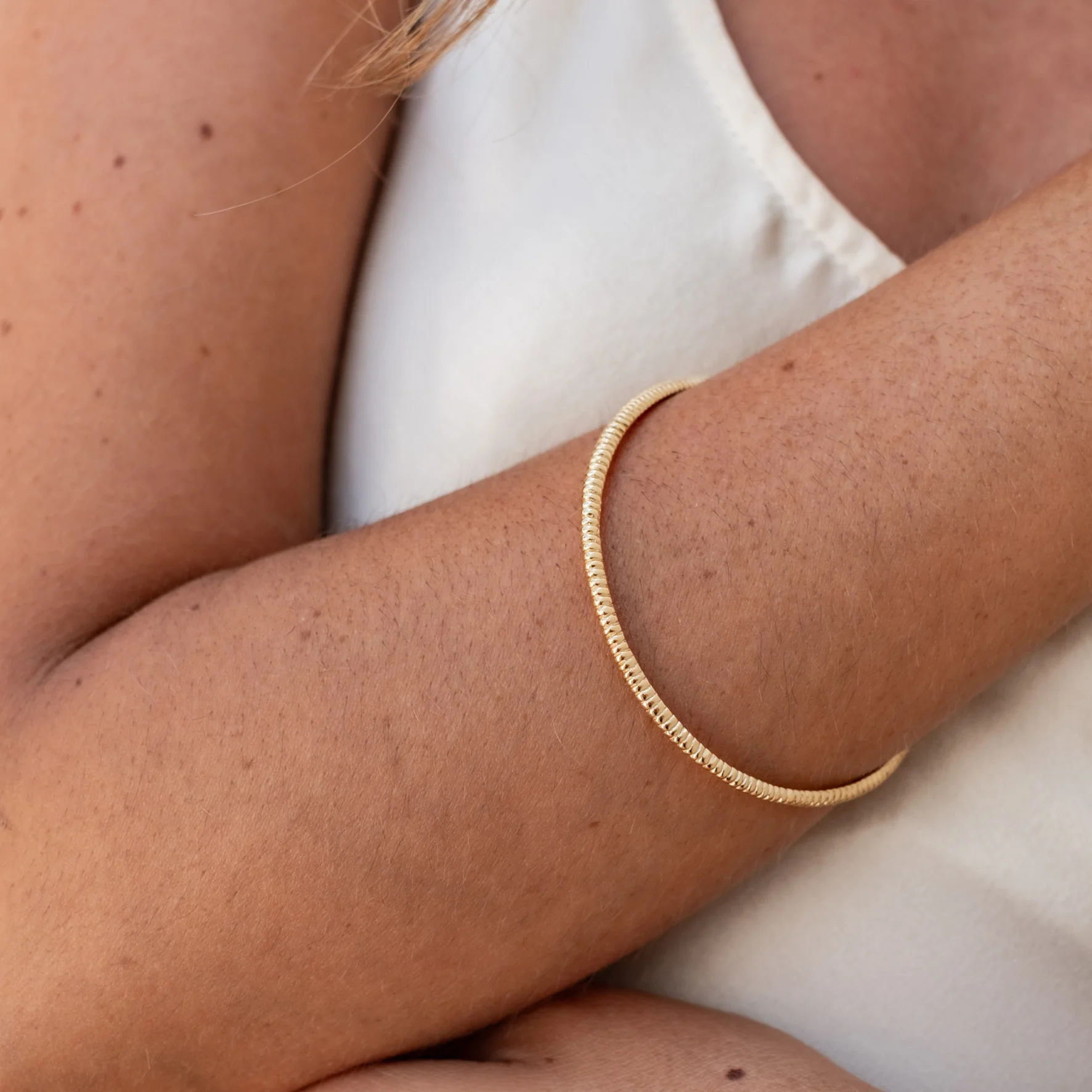 The Baby MET Stripe Bracelet - Gold 2.5mm - Image 2