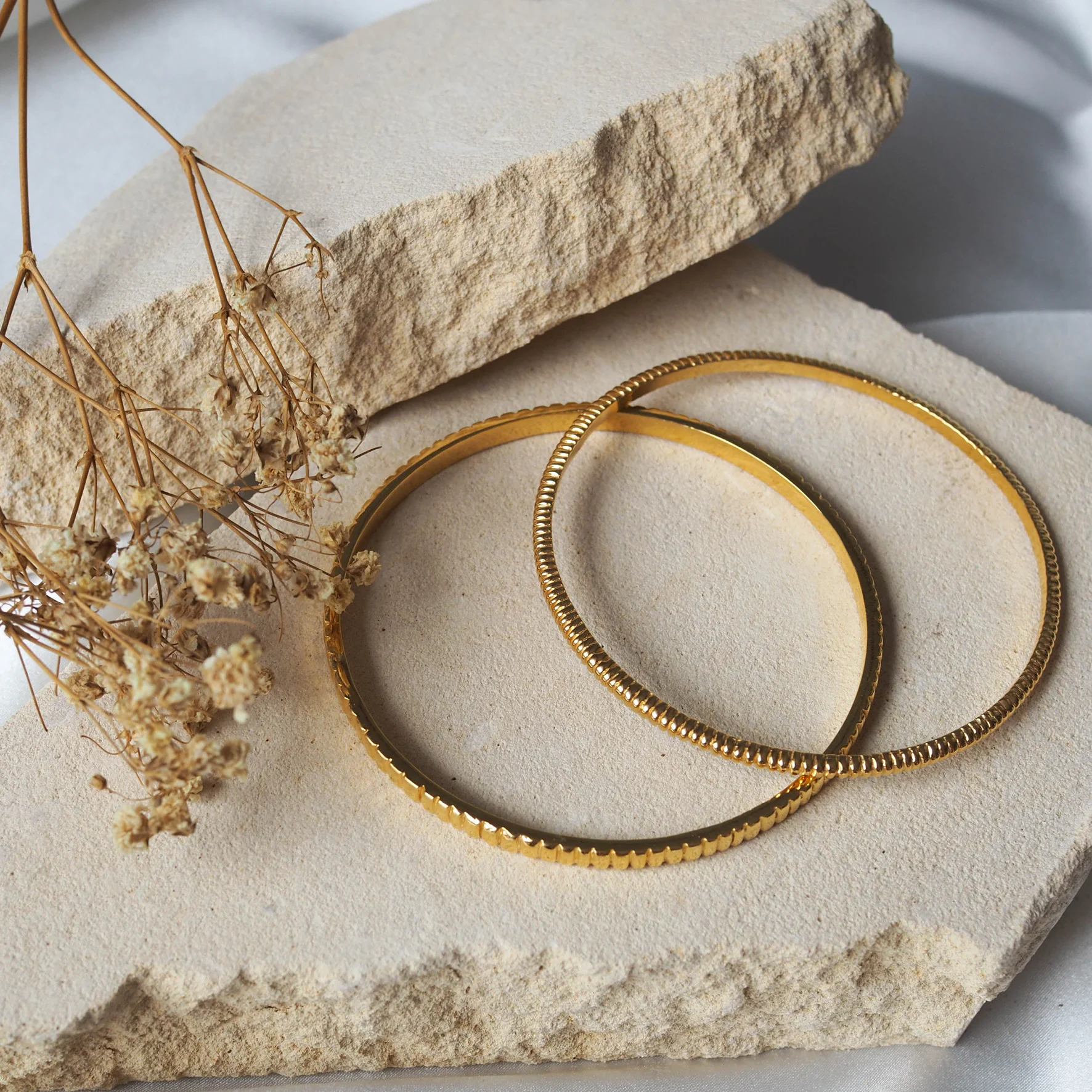The Baby MET Stripe Bracelet - Gold 2.5mm - Image 3