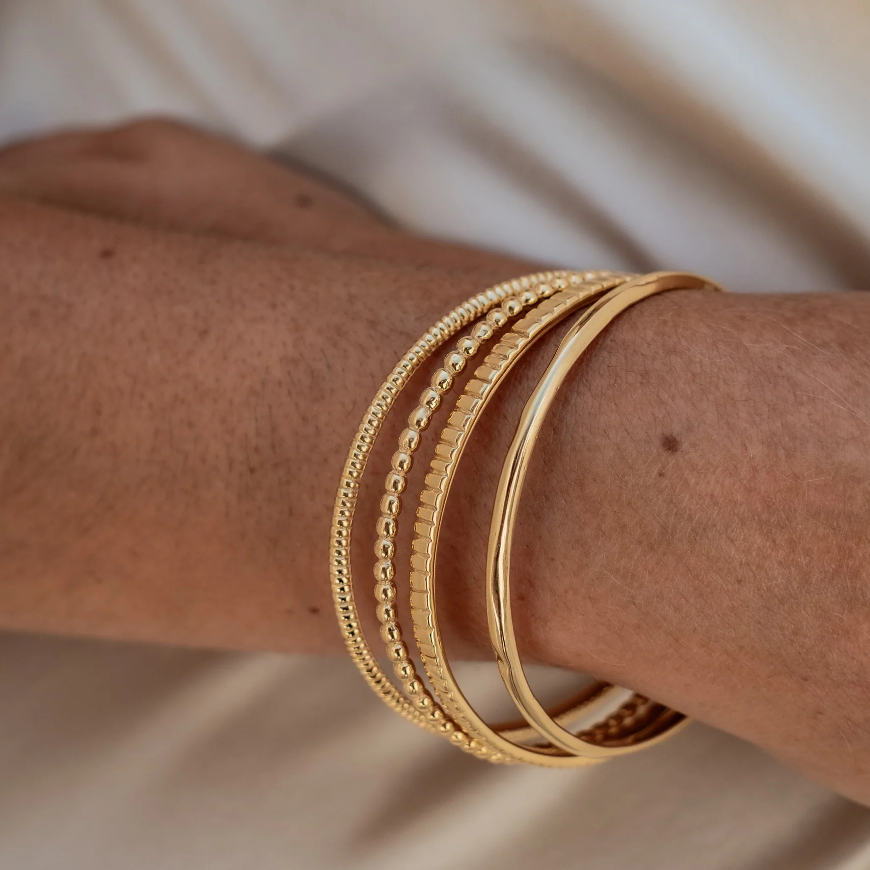 The Baby MET Stripe Bracelet - Gold 2.5mm - Image 4