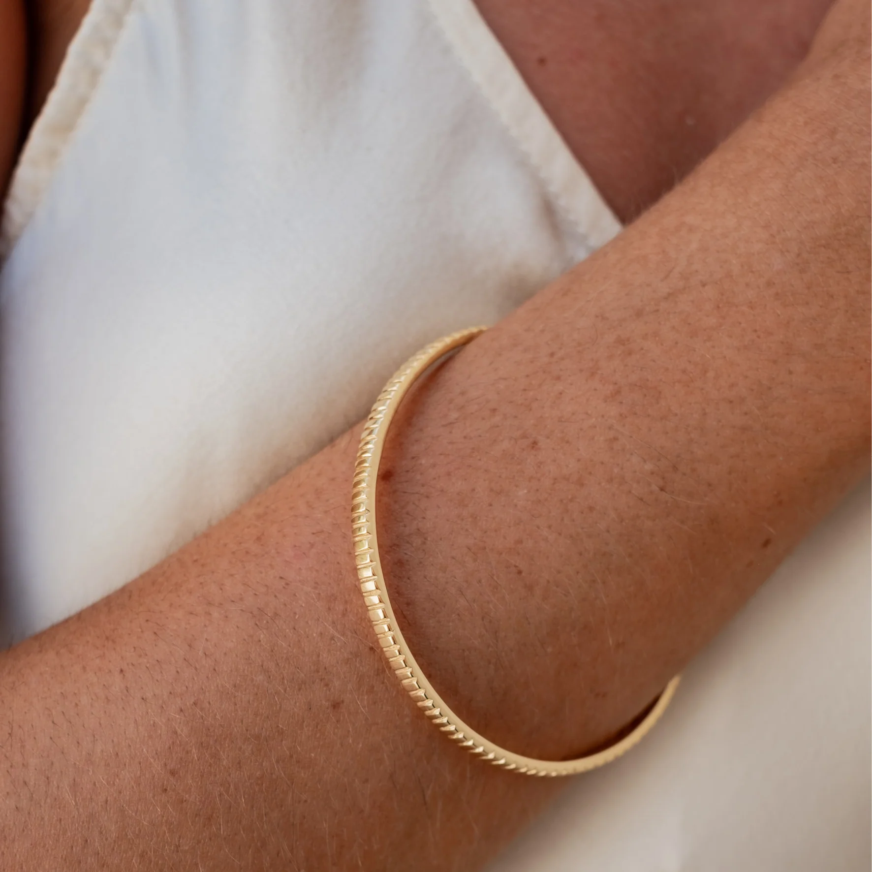 The MET Stripe Bracelet - Gold 4mm - Image 2