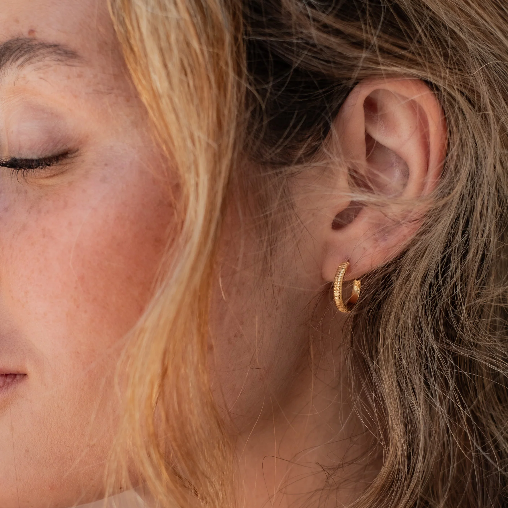 The MET Stripe Thin Earrings 12mm - Gold - Image 2