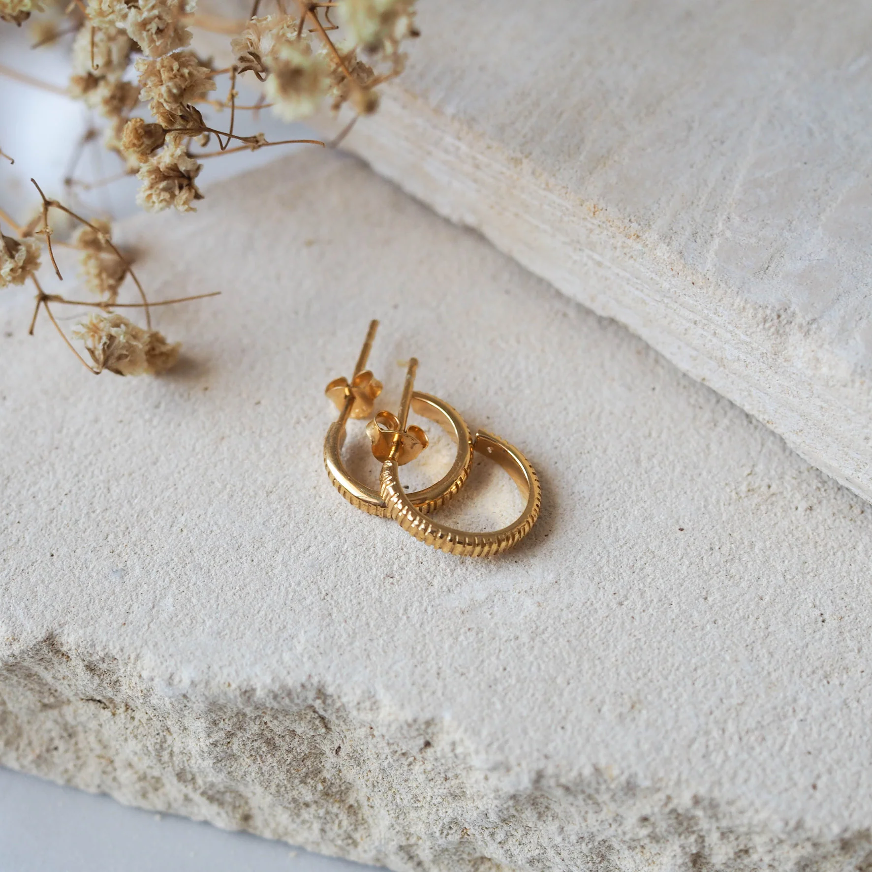 The MET Stripe Thin Earrings 12mm - Gold - Image 3