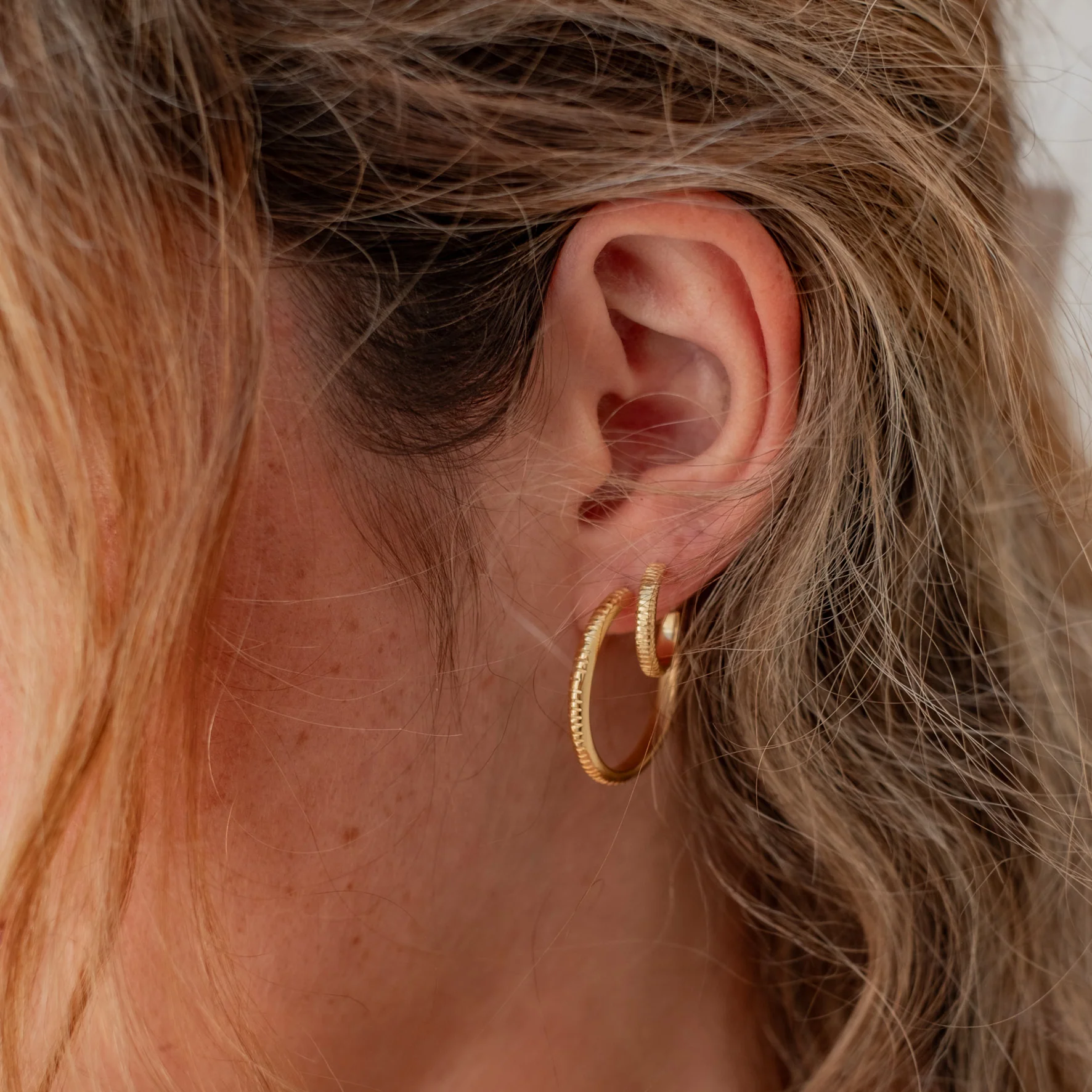 The MET Stripe Thin Earrings 12mm - Gold - Image 4